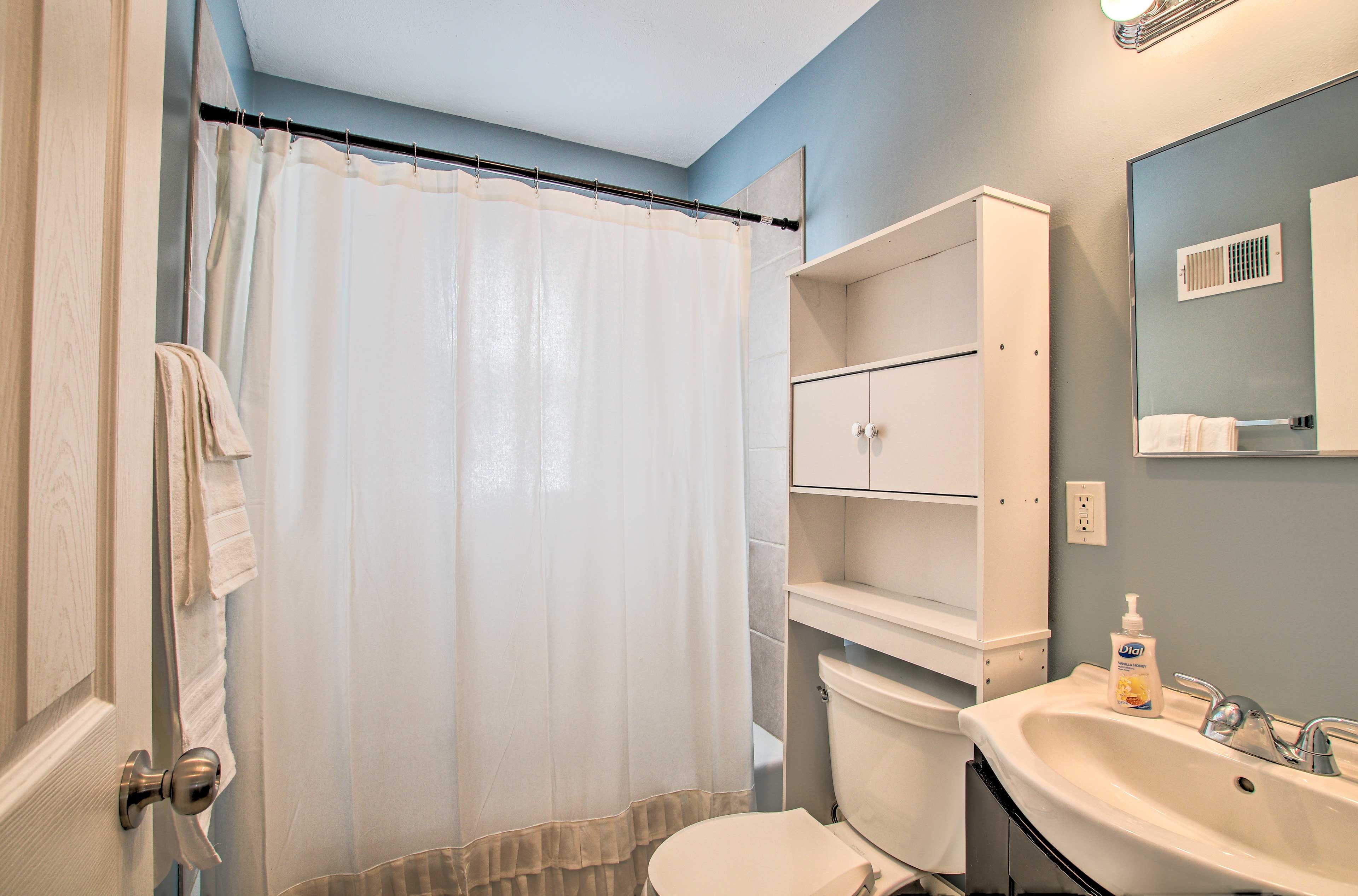 Full Bathroom | Towels Provided