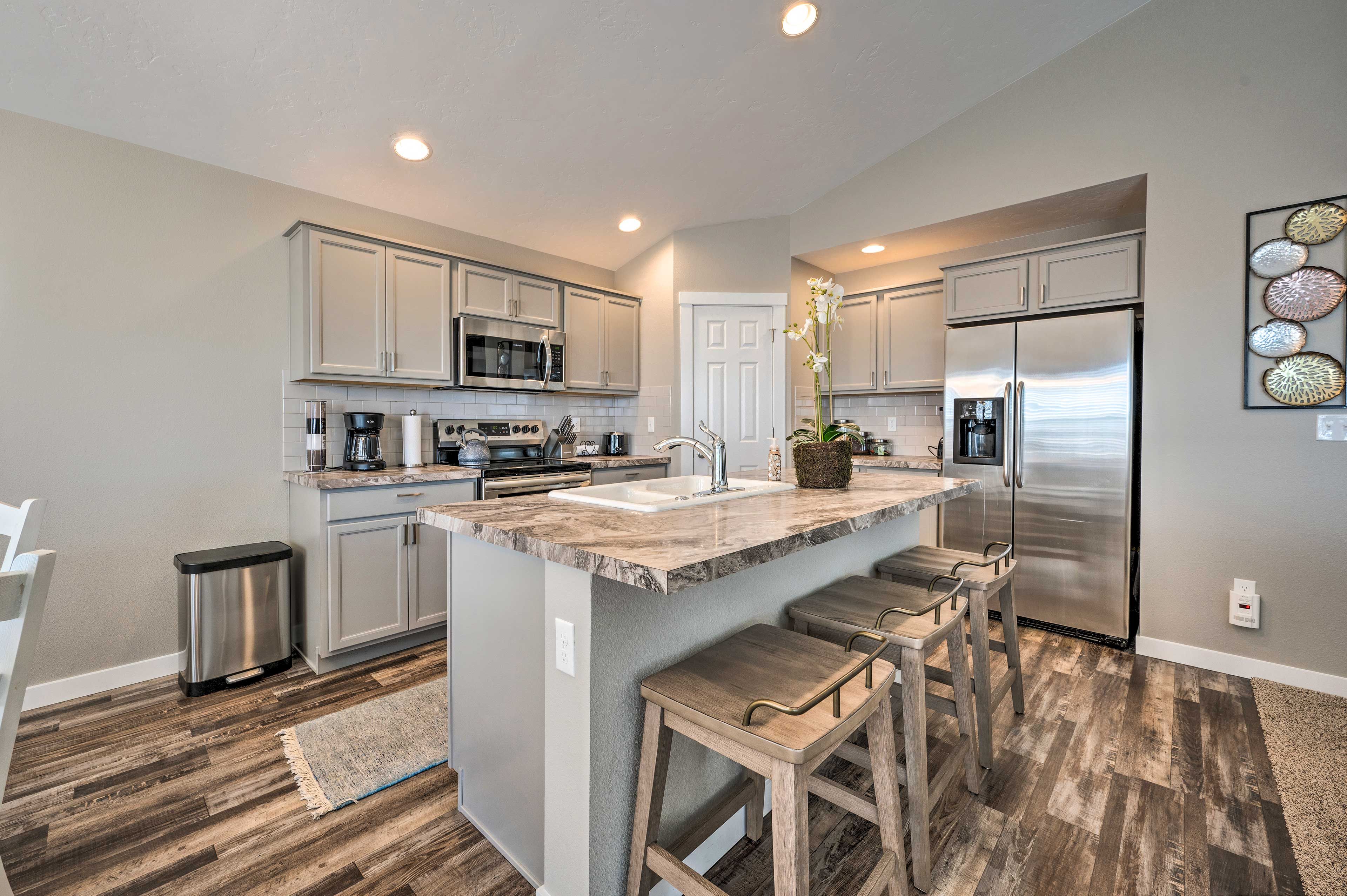 Fully Equipped Kitchen | Dishware & Flatware