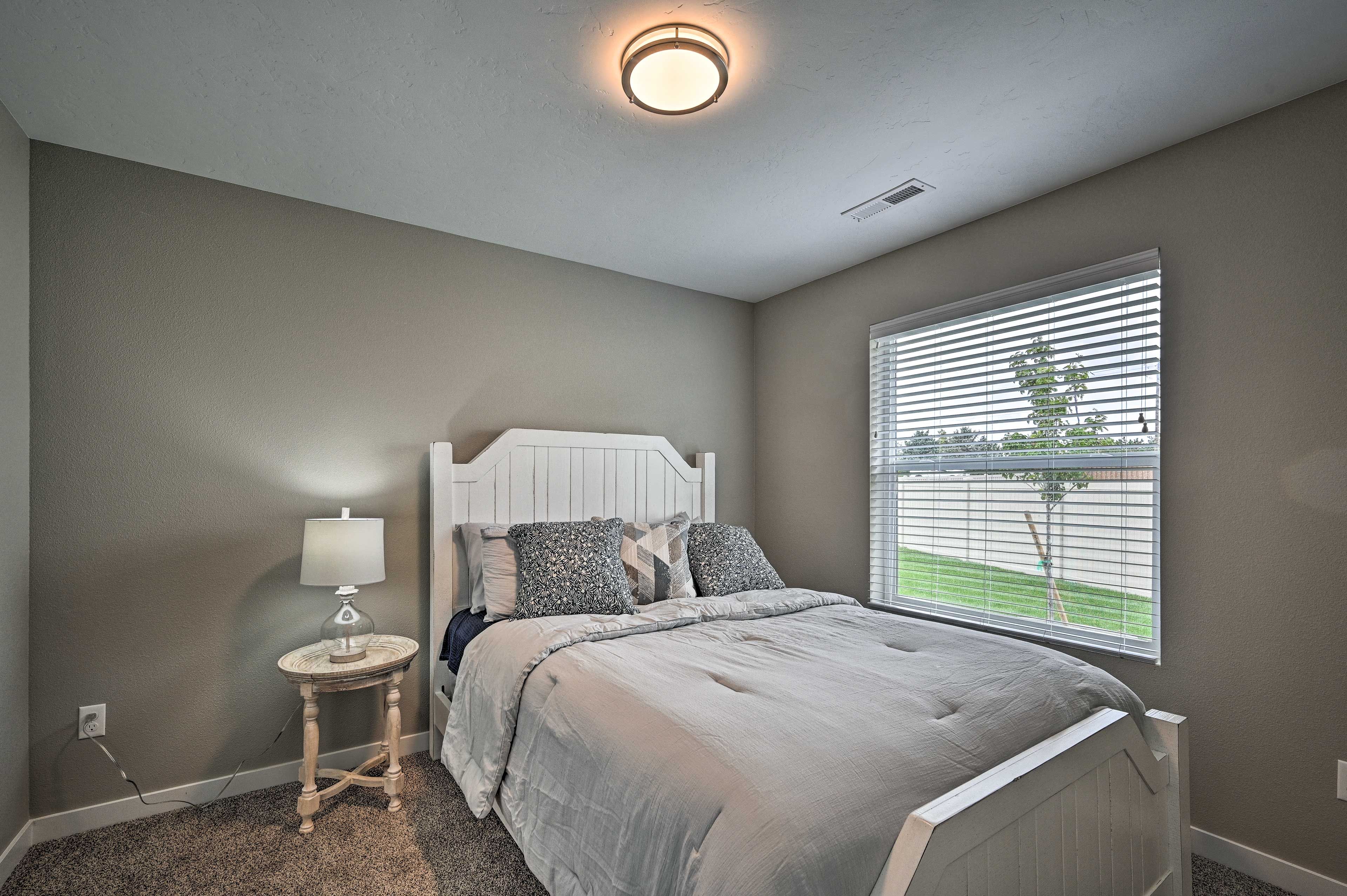 Bedroom 3 | Queen Bed