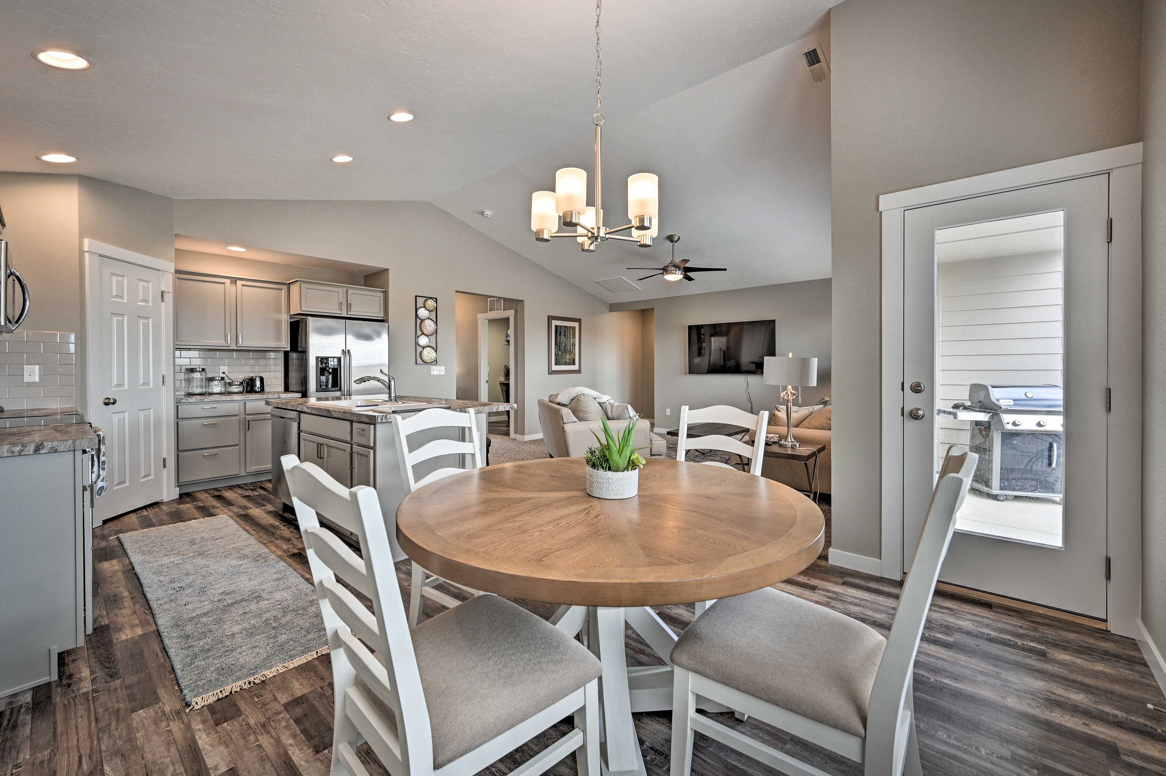 Kitchen & Dining Area
