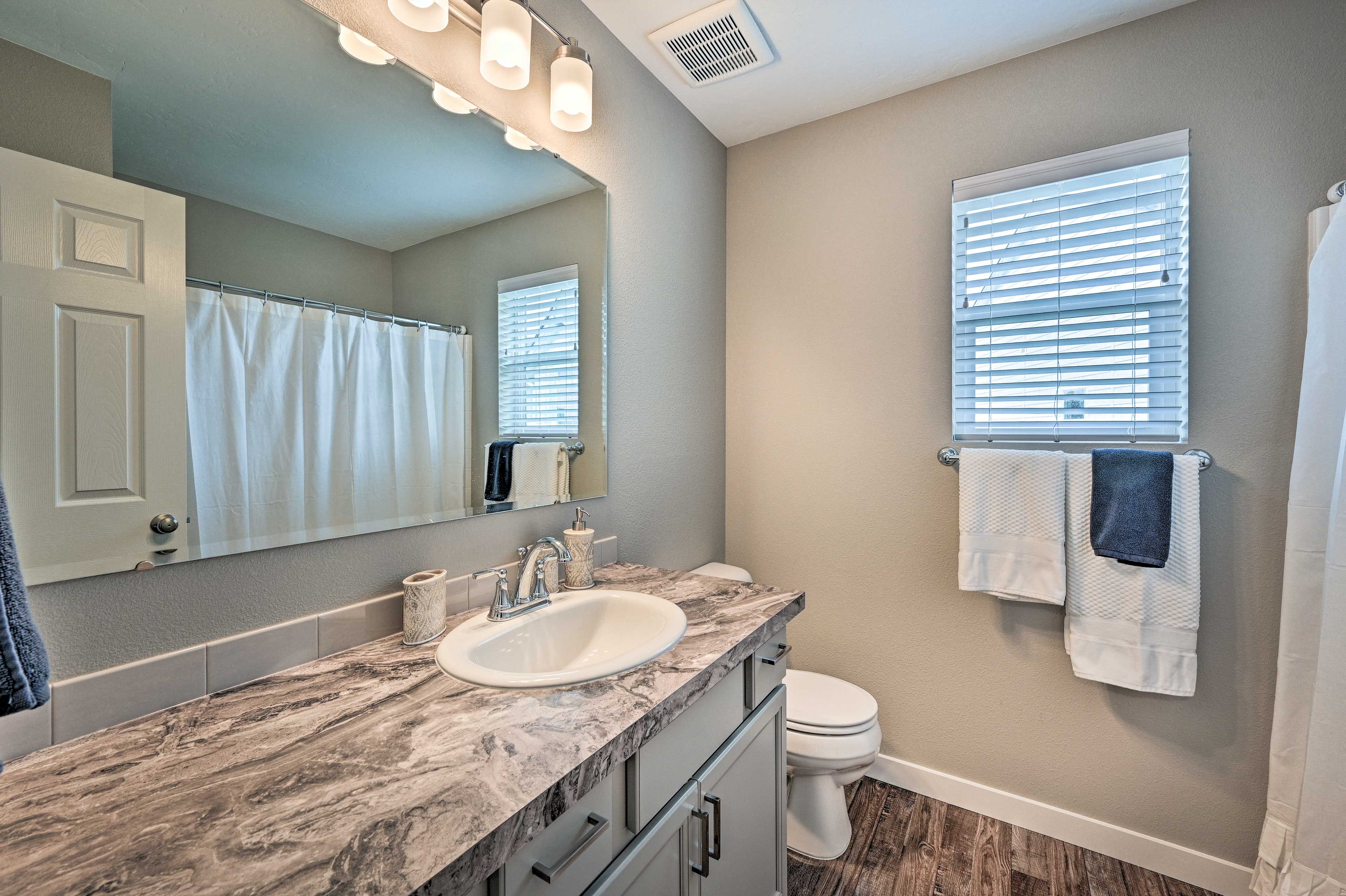 Full Bathroom | Shower/Tub Combo