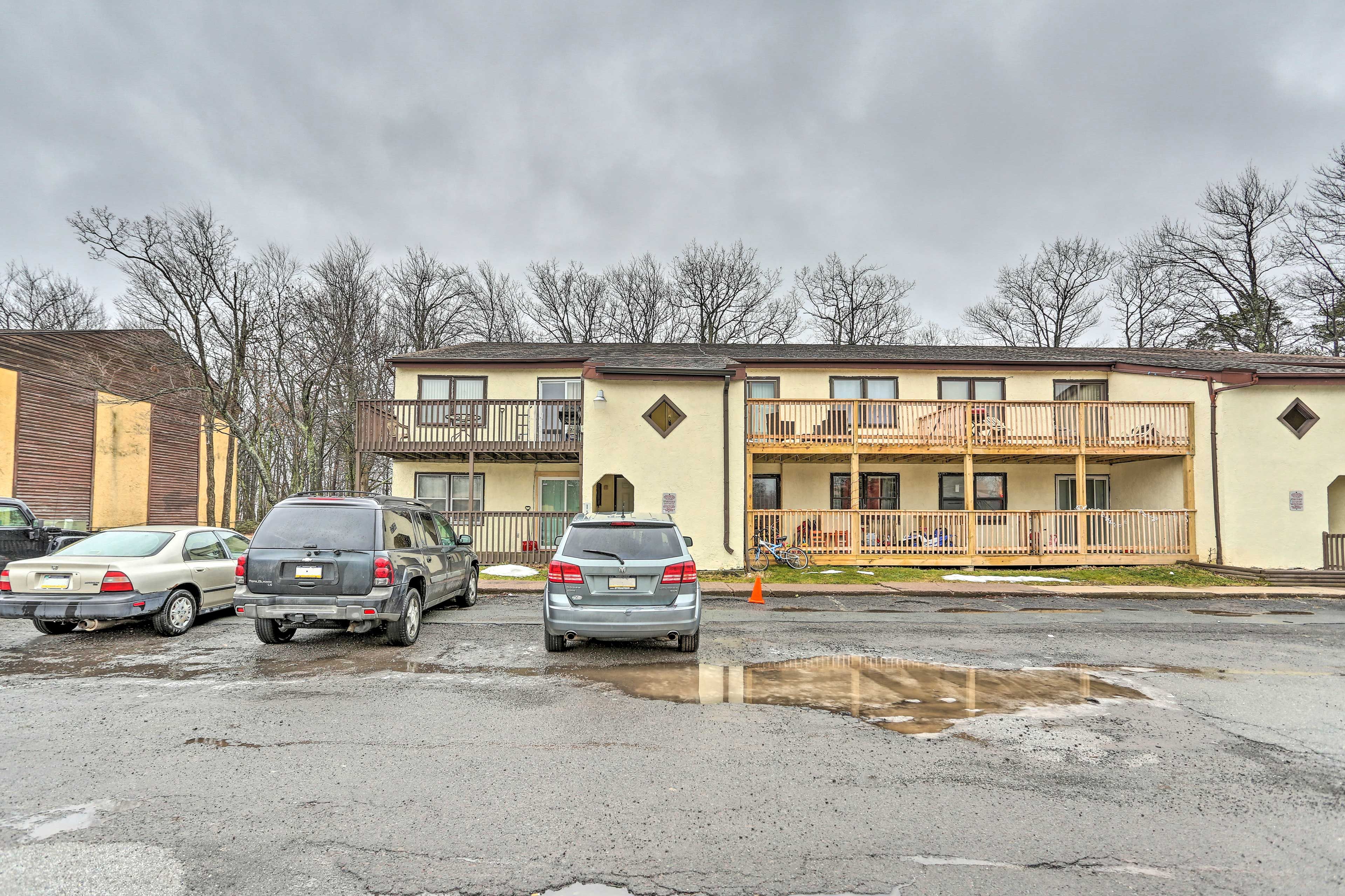 Condo Exterior | Keyless Entry | Community Lot Parking | 1 Vehicle