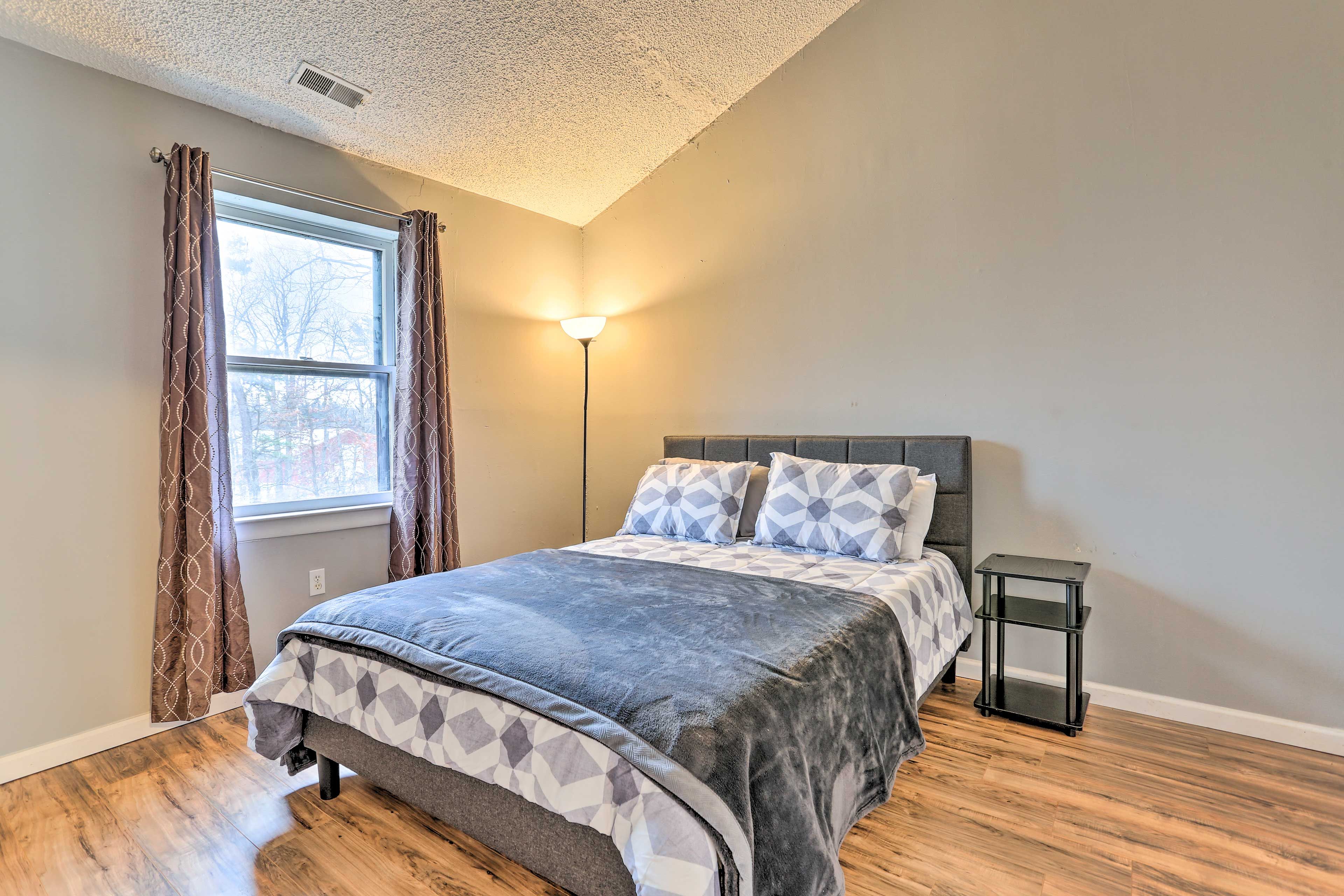 Bedroom 3 | Queen Bed