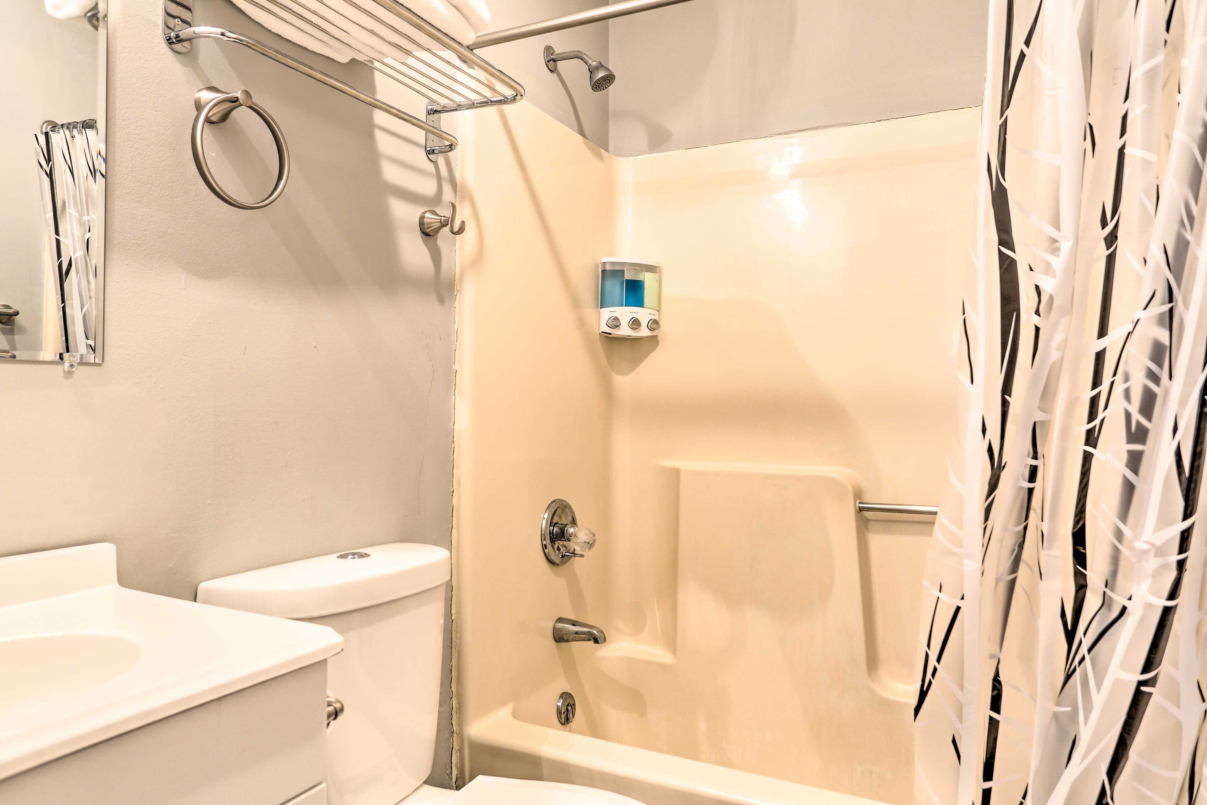 Full Bathroom | Towels Provided