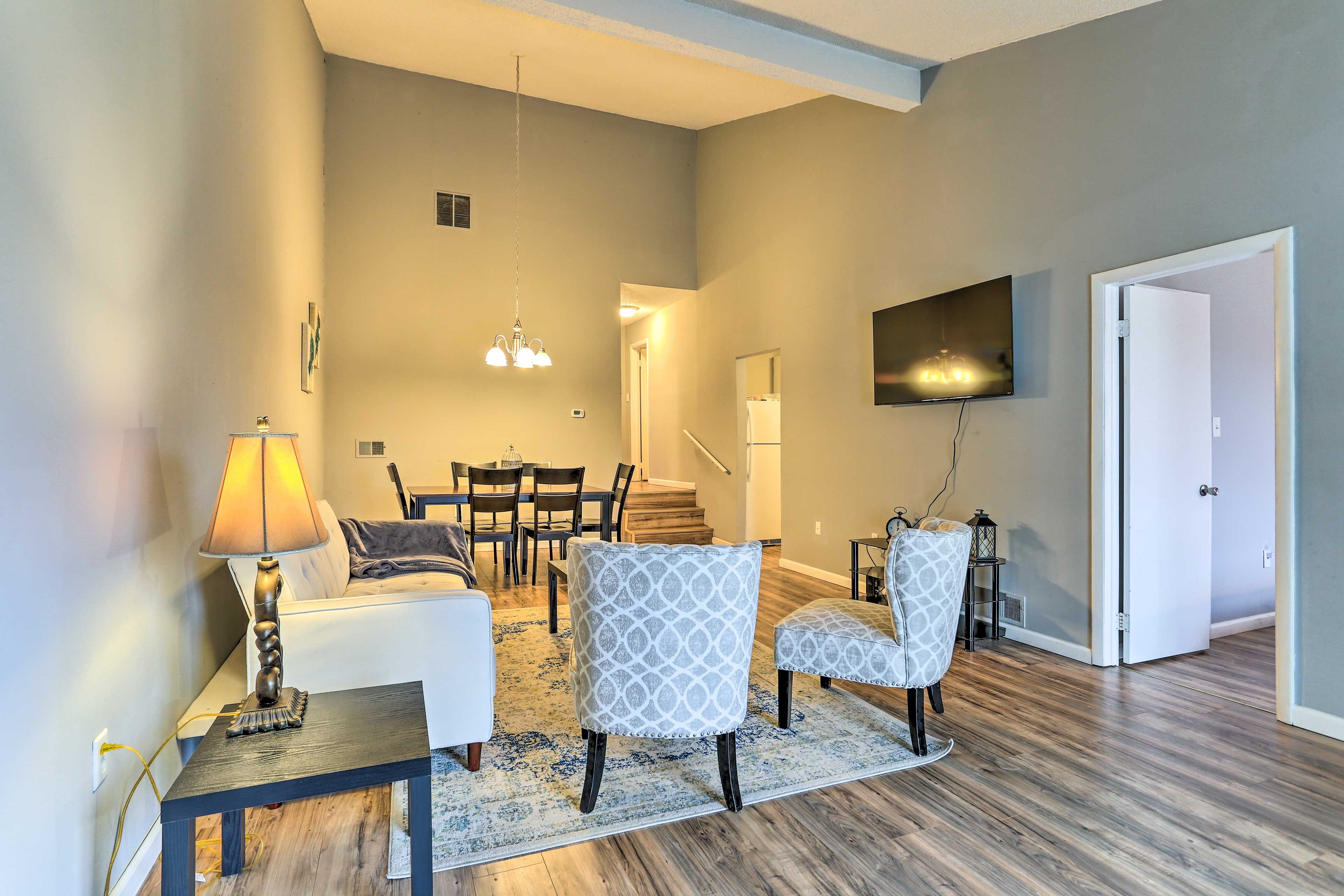 Living Room | Smart TV w/ Cable