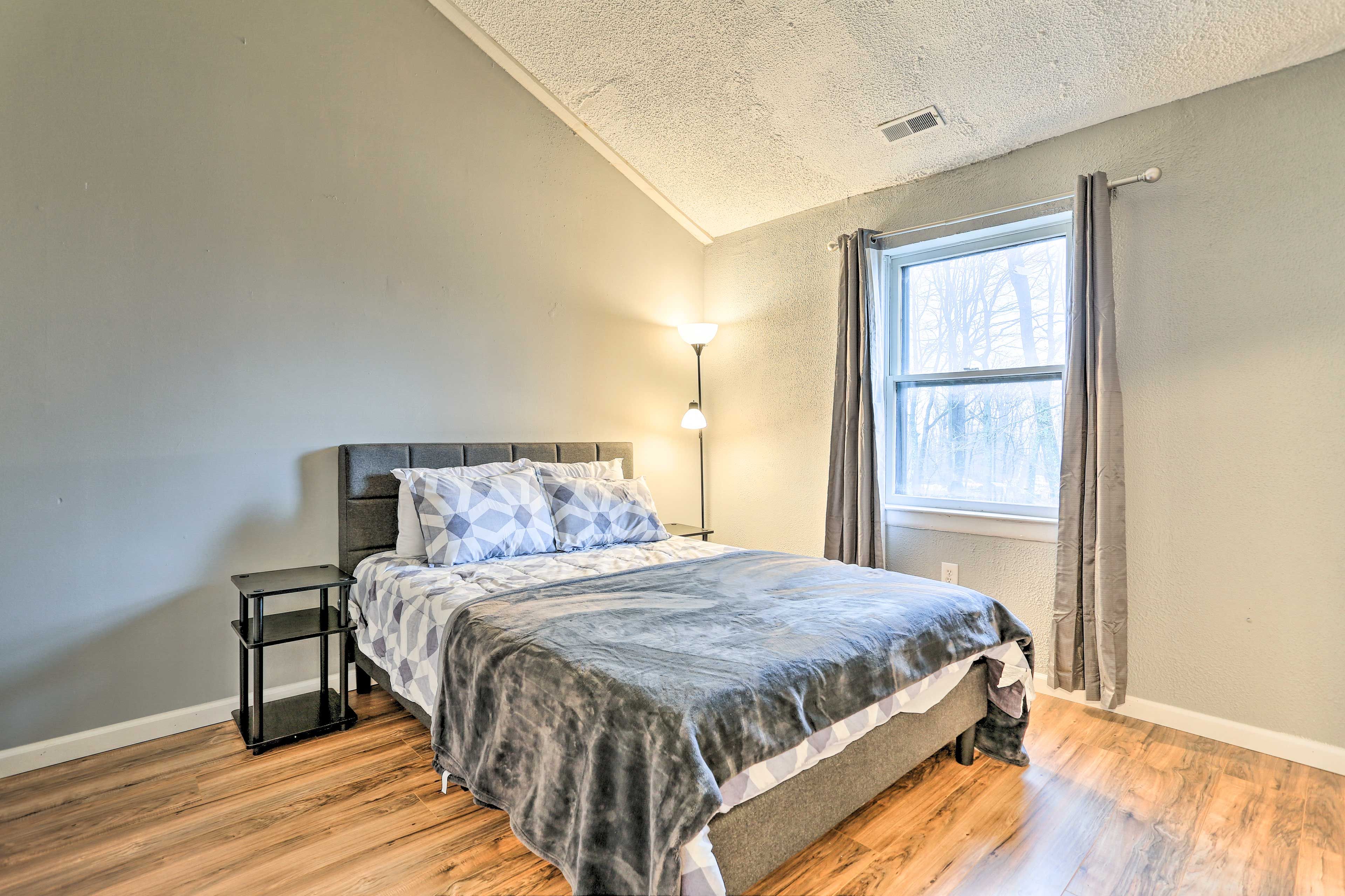 Bedroom 2 | Queen Bed
