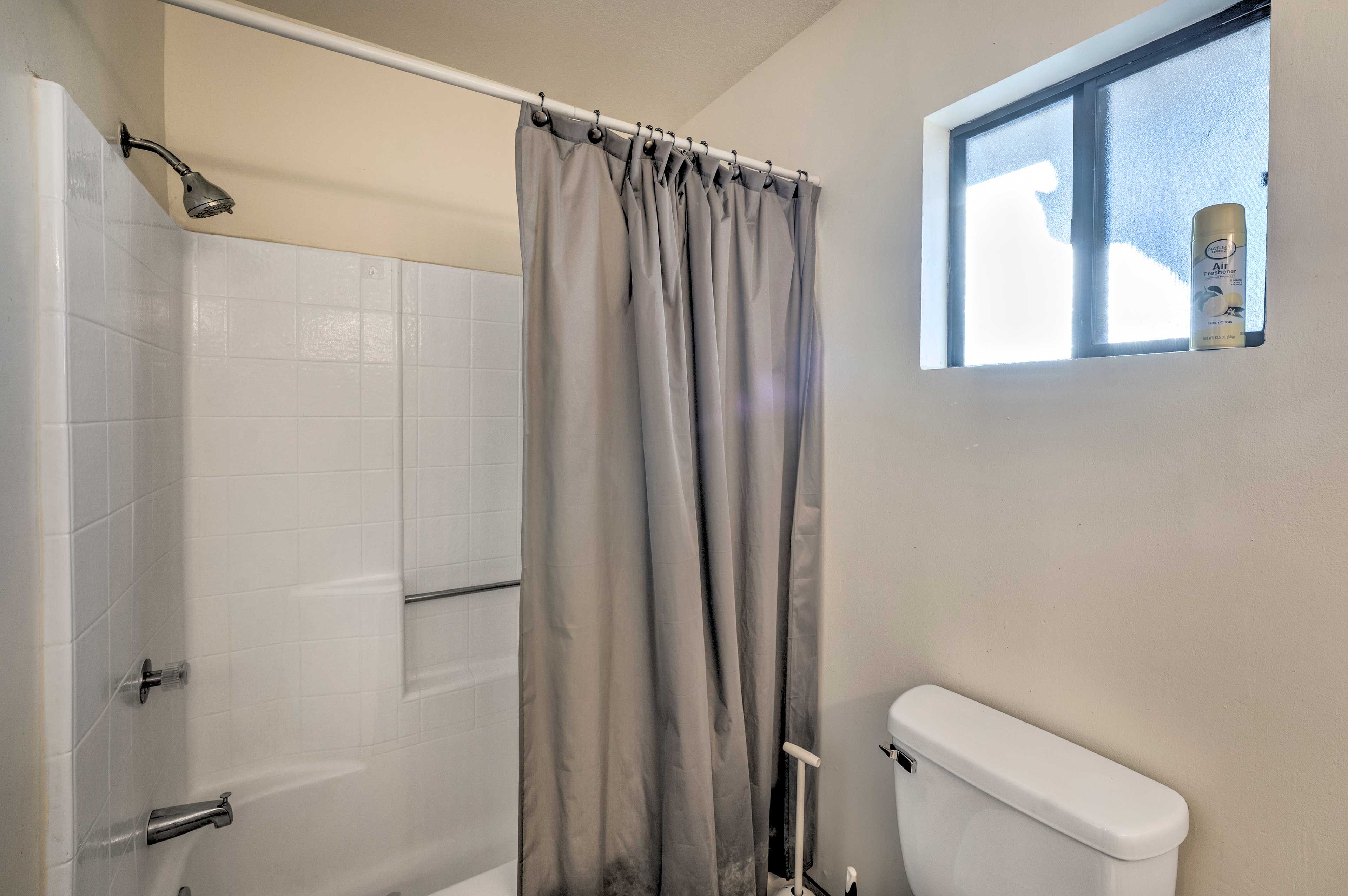 Full Bathroom 2 | Towels Provided