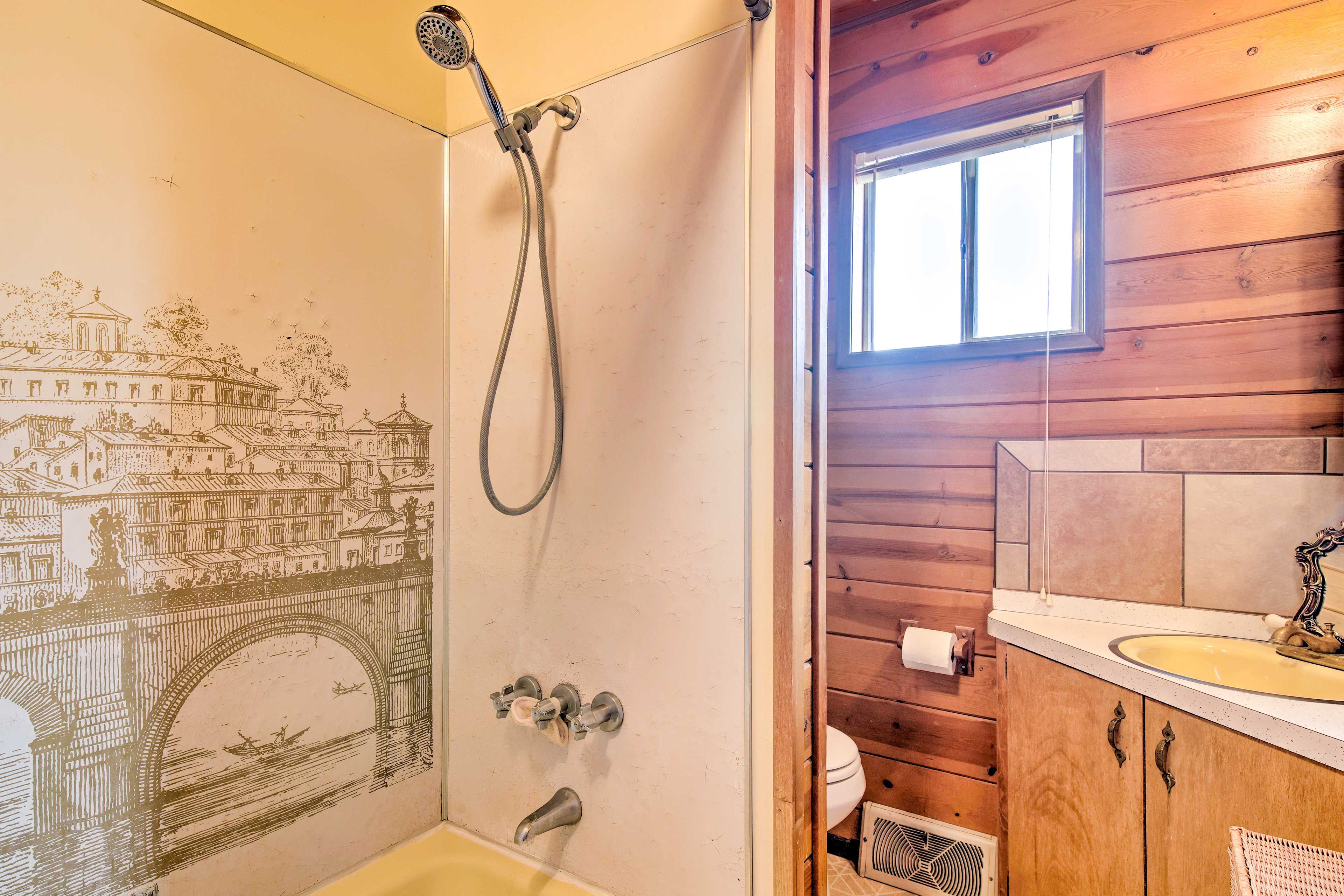 Full Bathroom | Towels Provided
