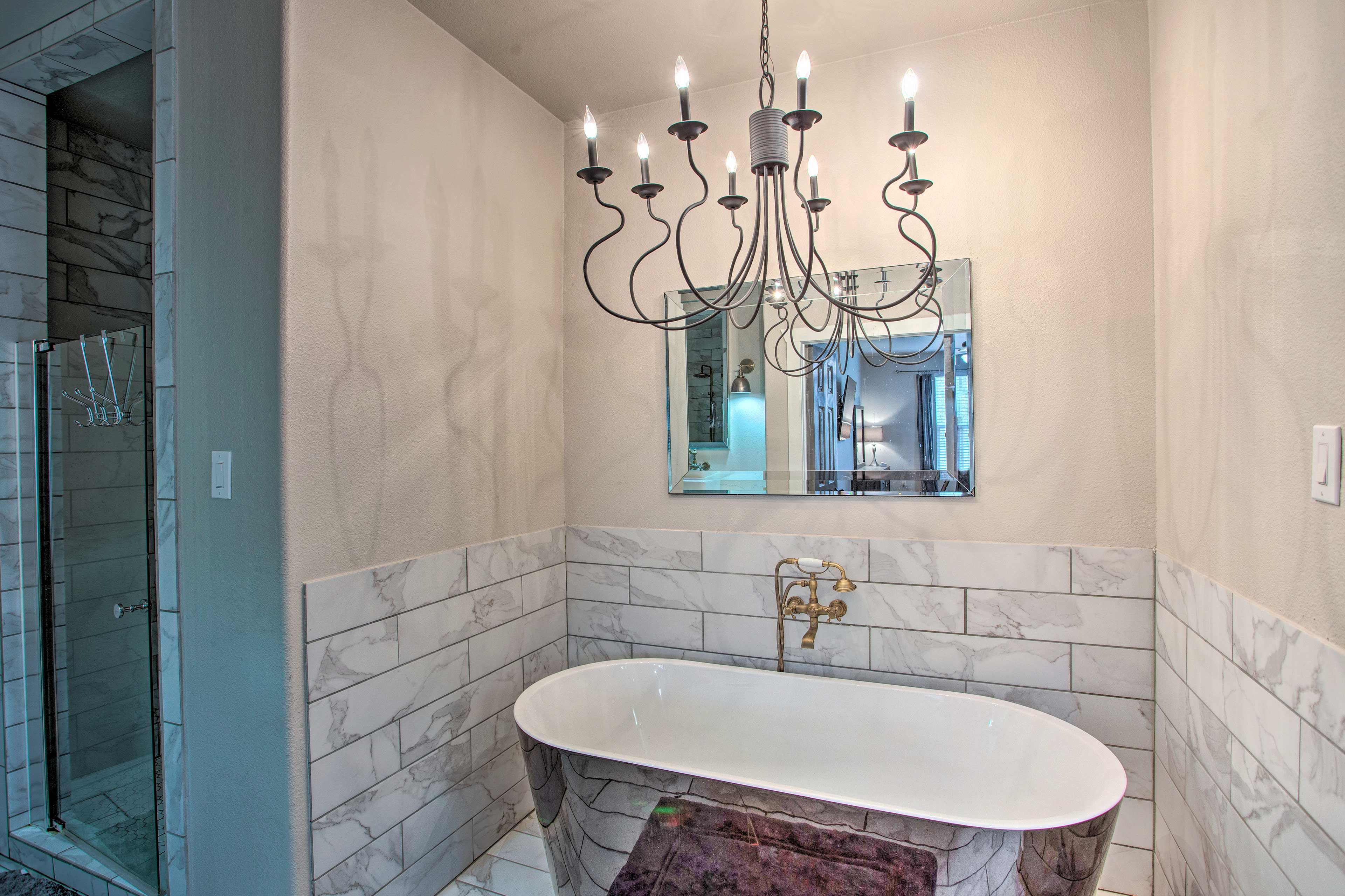 Full Bathroom | Soaking Tub