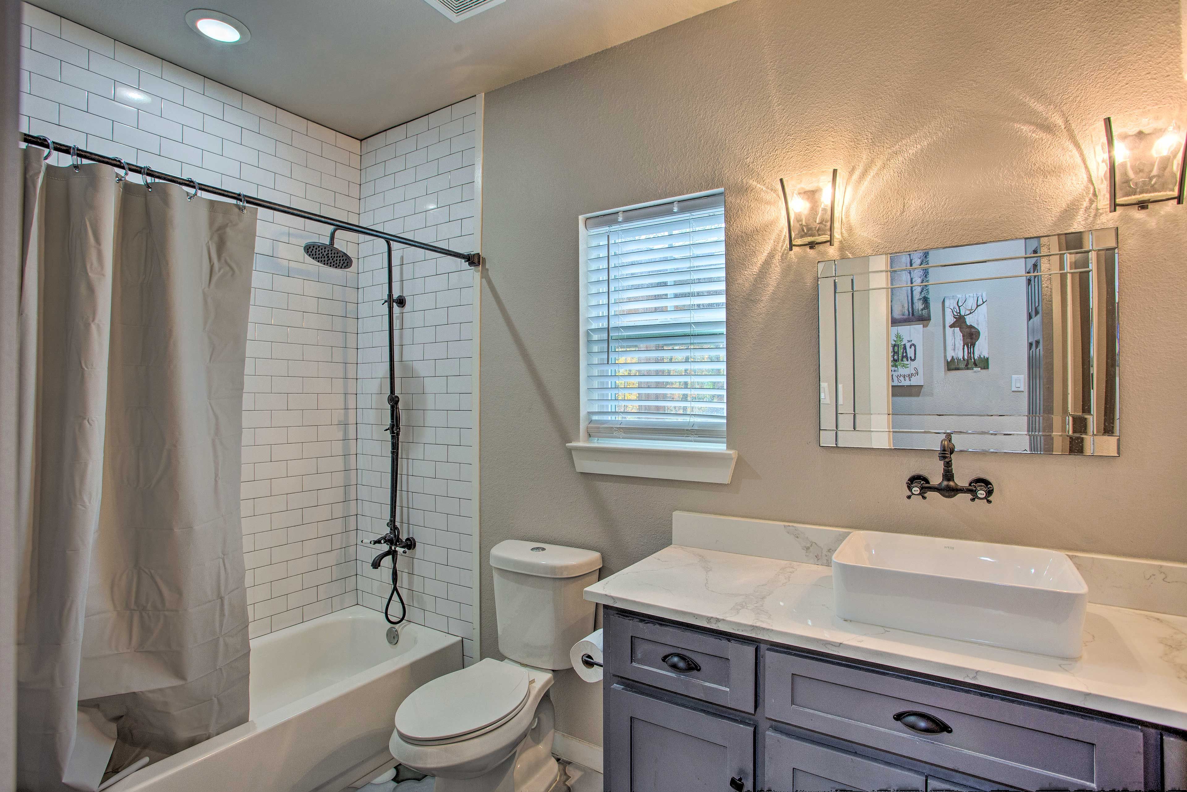 Full Bathroom | Shower/Tub Combo