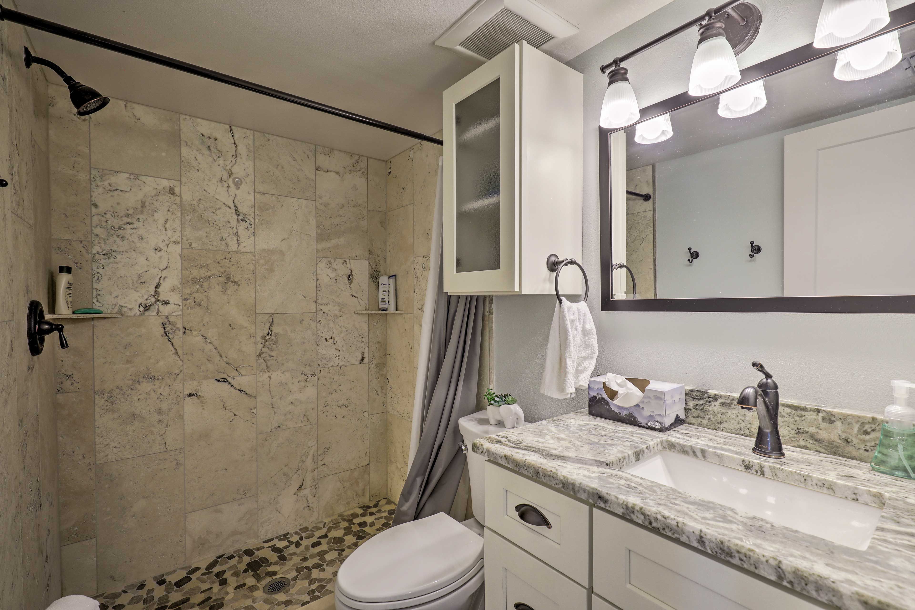 Full Bathroom | Towels Provided