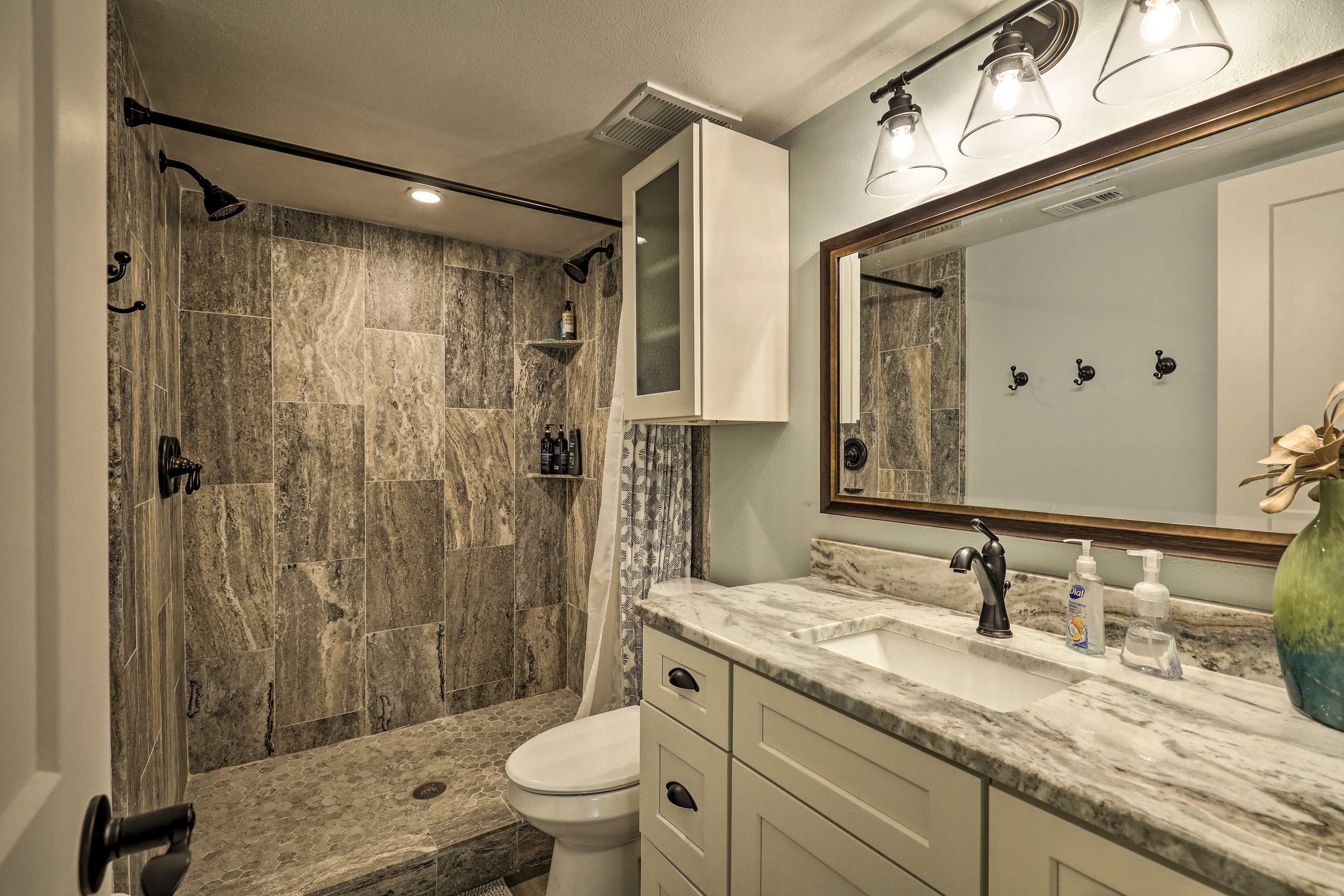 Full Bathroom | Complimentary Toiletries