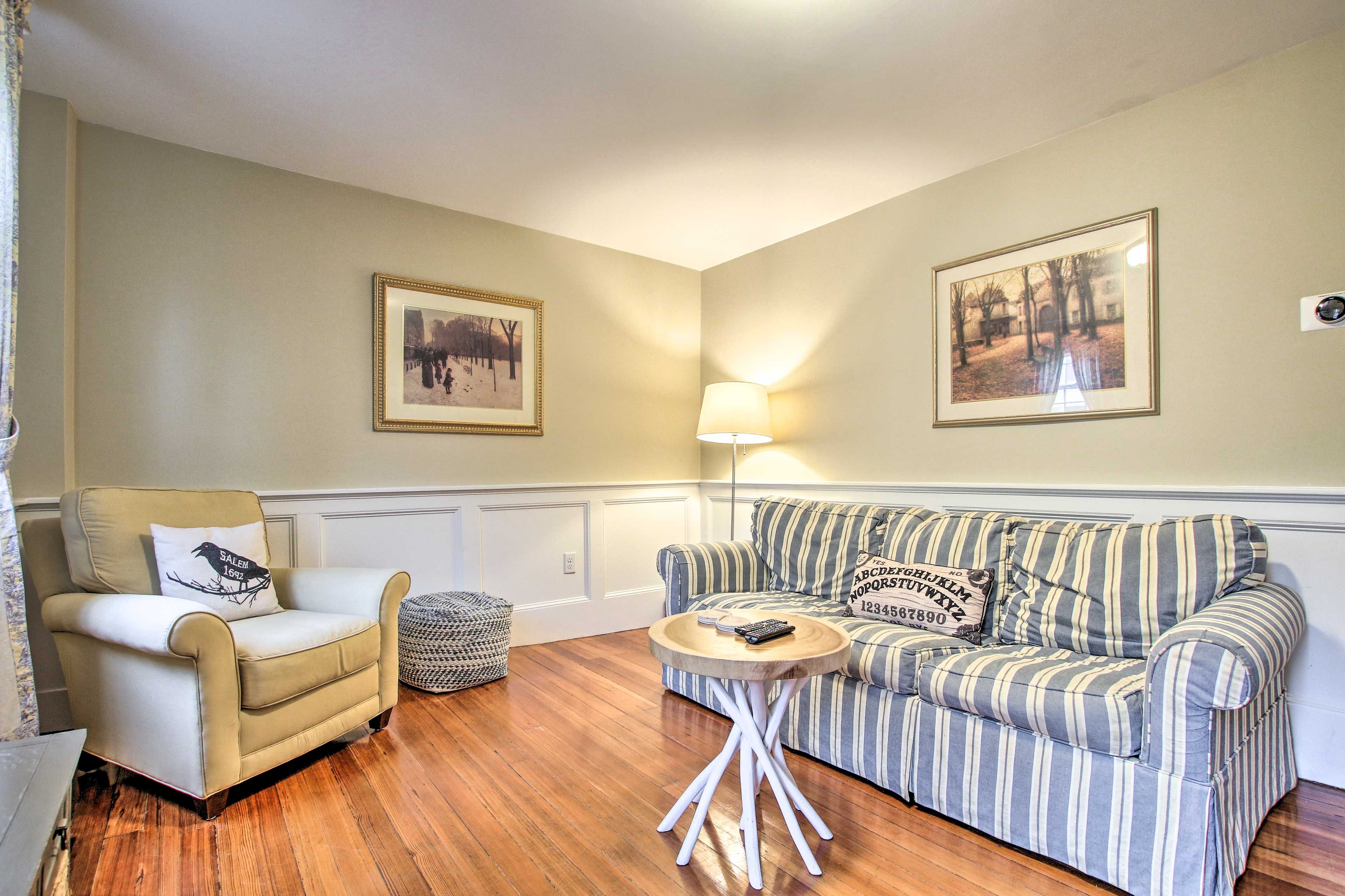 Living Room | Commutable Location | Free WiFi