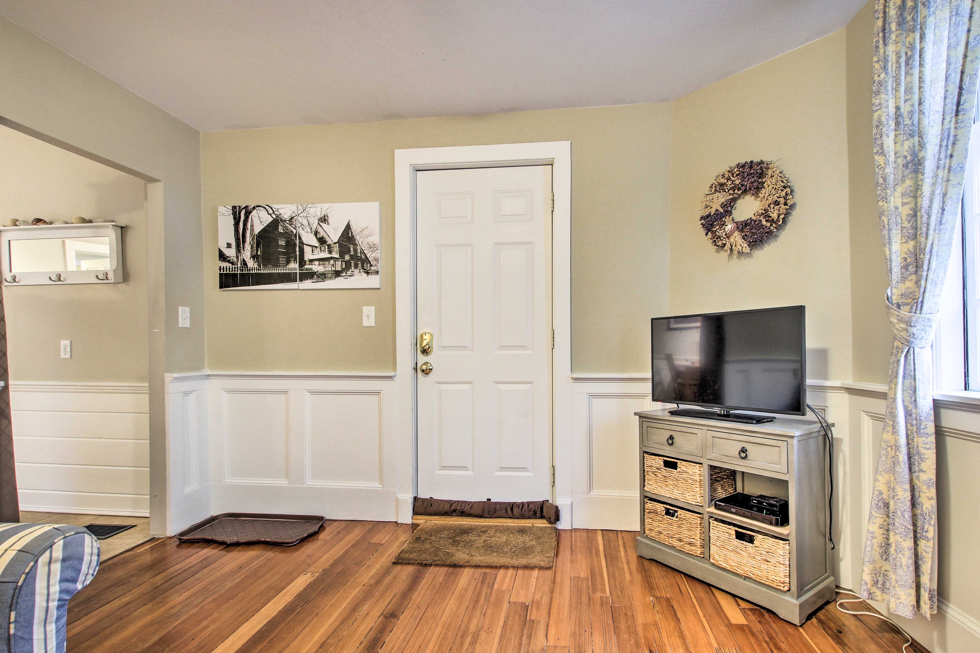 Living Room | Flat-Screen Cable TV