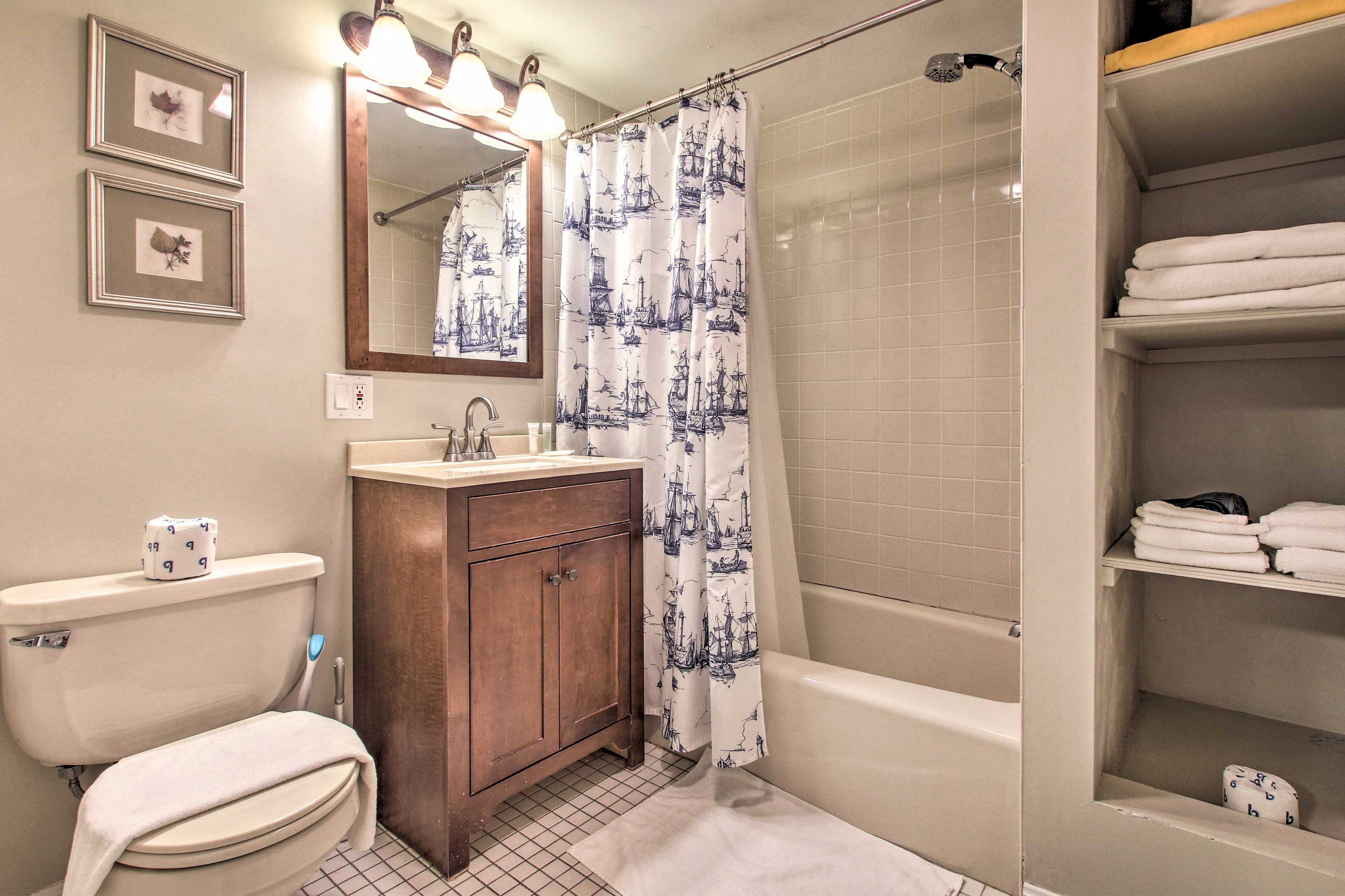 Full Bathroom | Towels Provided
