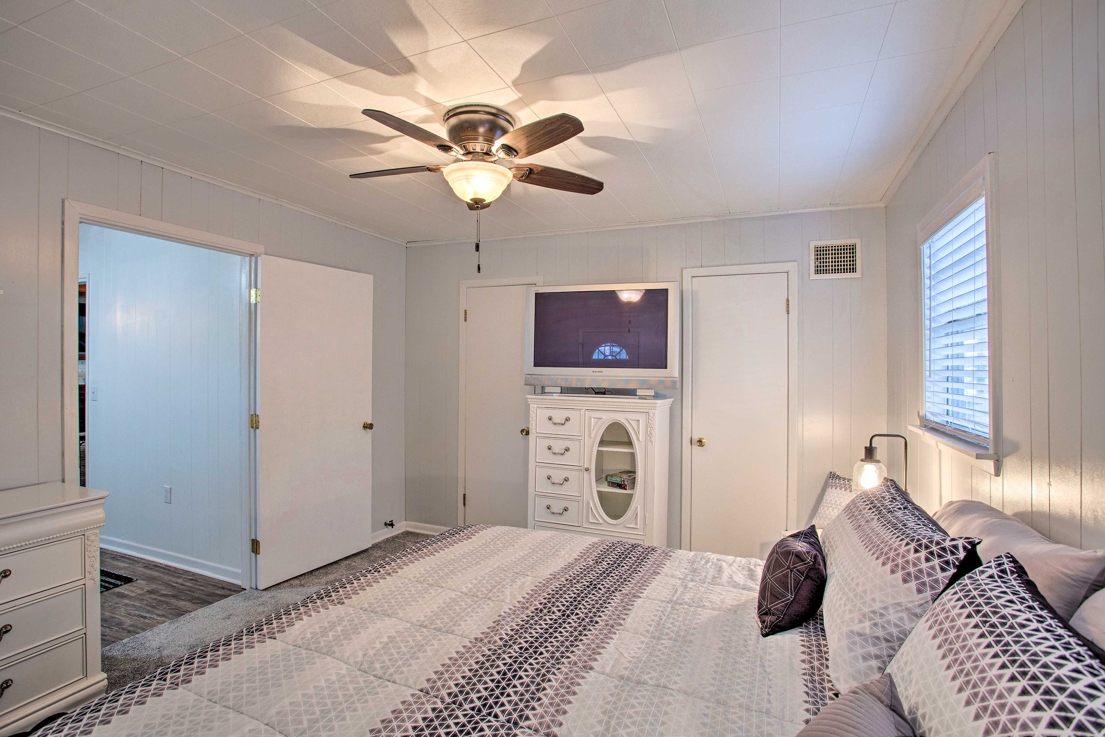 Bedroom 1 | Flat-Screen TV