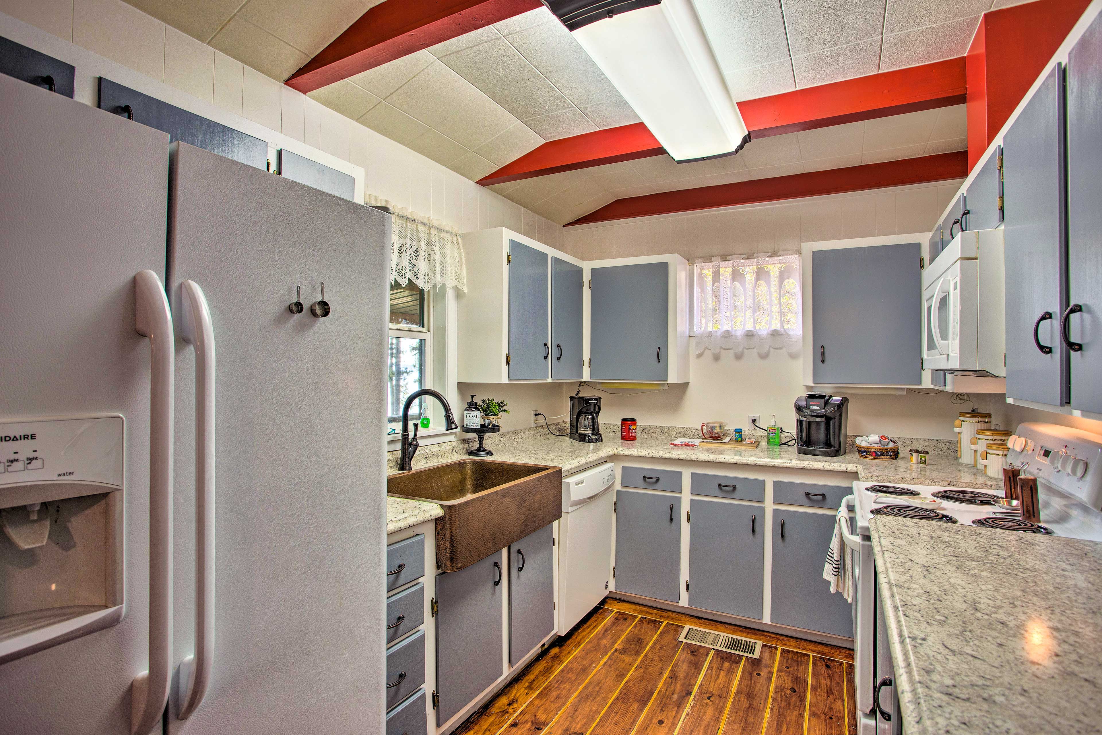 Fully Equipped Kitchen | Drip & Keurig Coffee Makers | Dishwasher