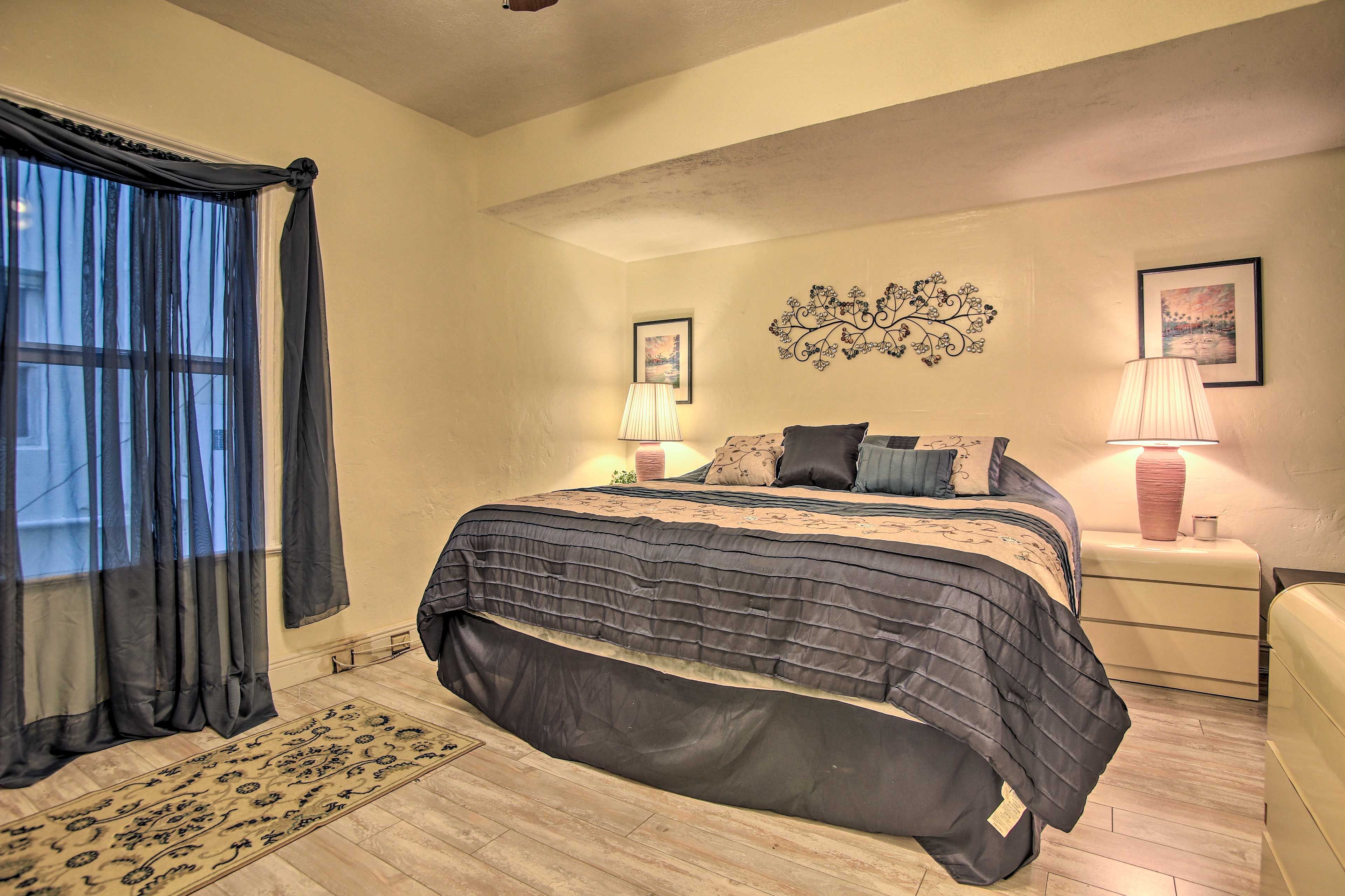 Bedroom | King Bed | Linens Provided