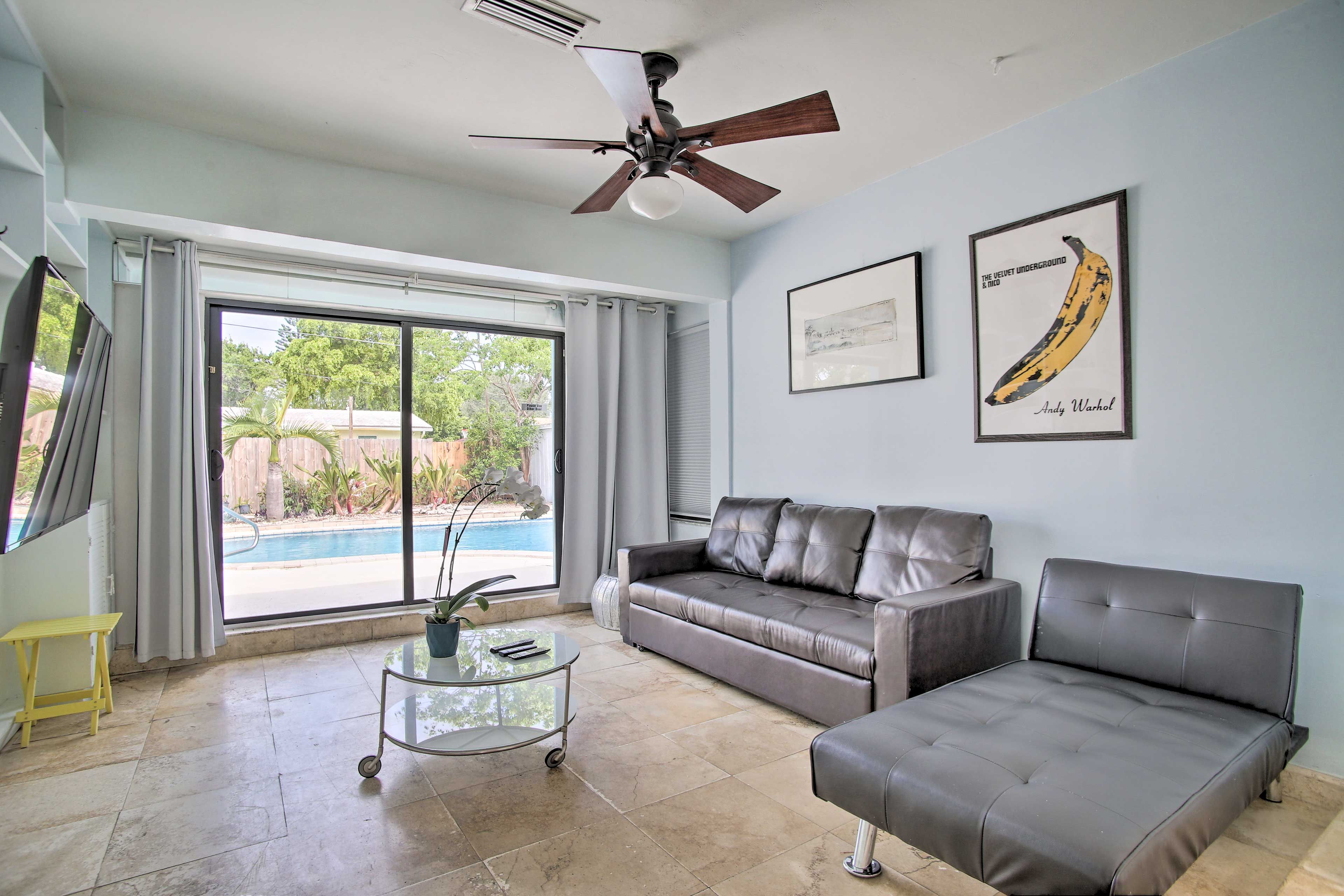 Living Room | Central Air Conditioning/Heat | Free WiFi