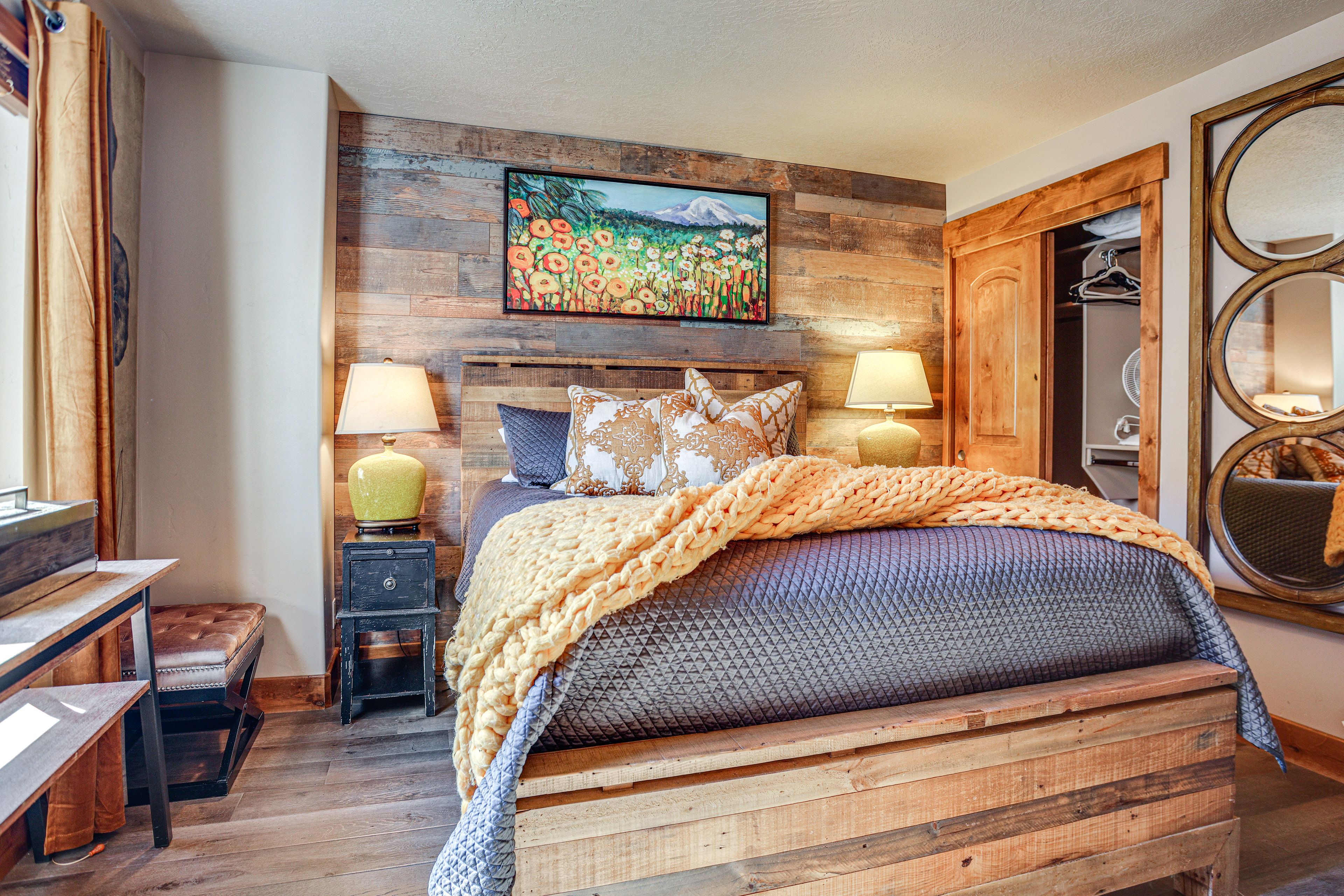 Bedroom 2 | Queen Bed