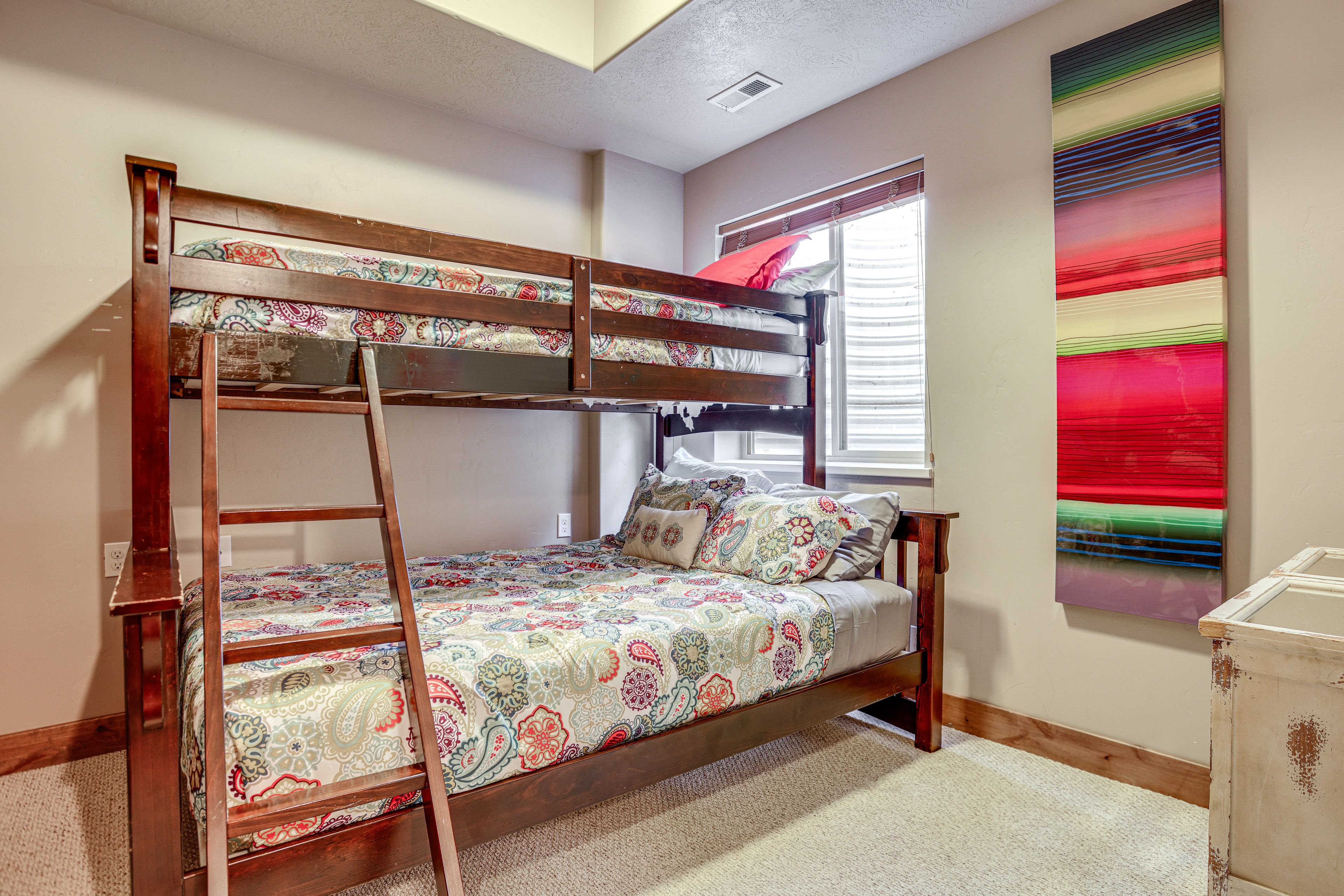 Bedroom 3 | Twin/Queen Bunk Bed