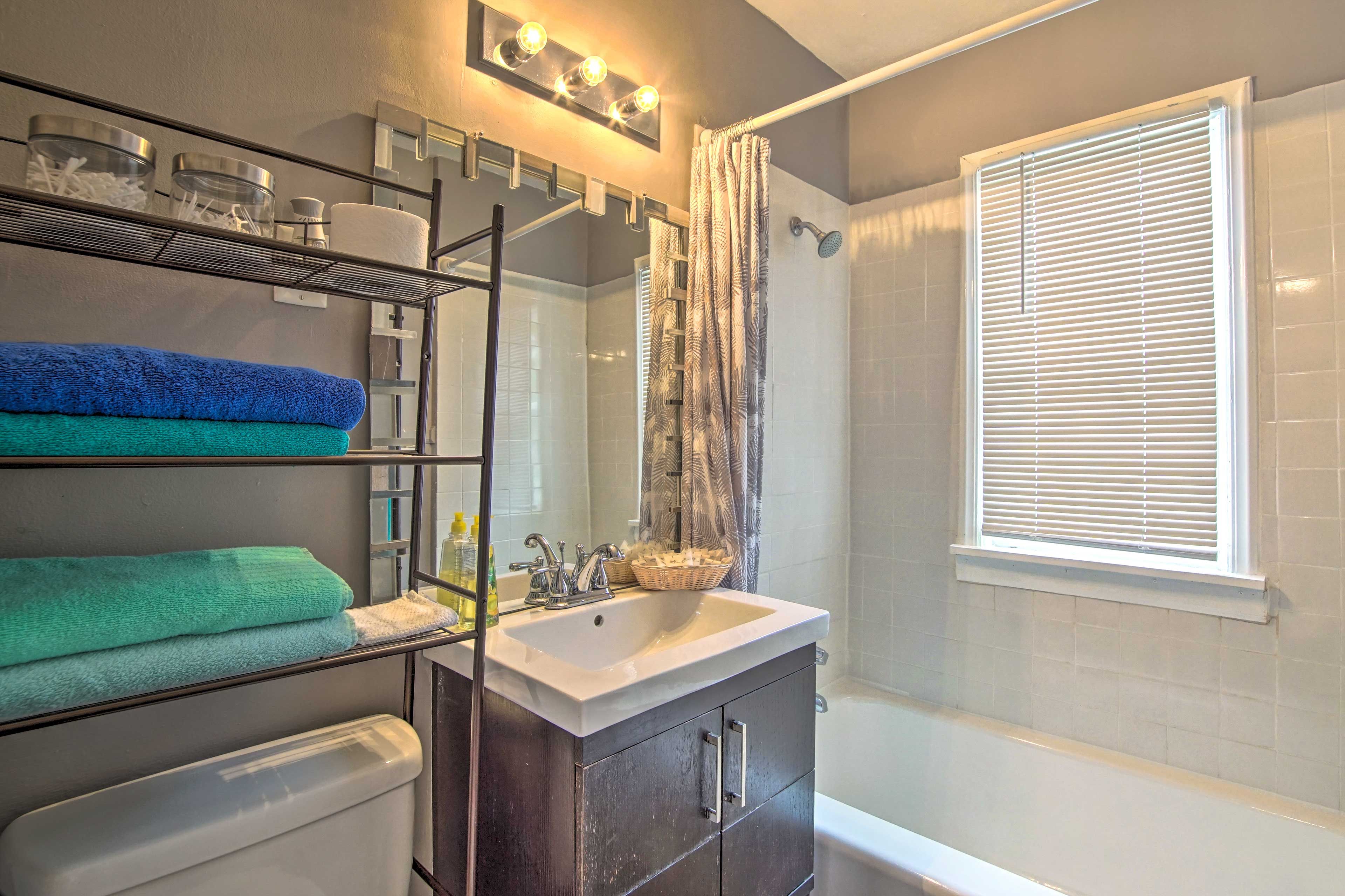 Full Bathroom | Towels Provided | Complimentary Toiletries