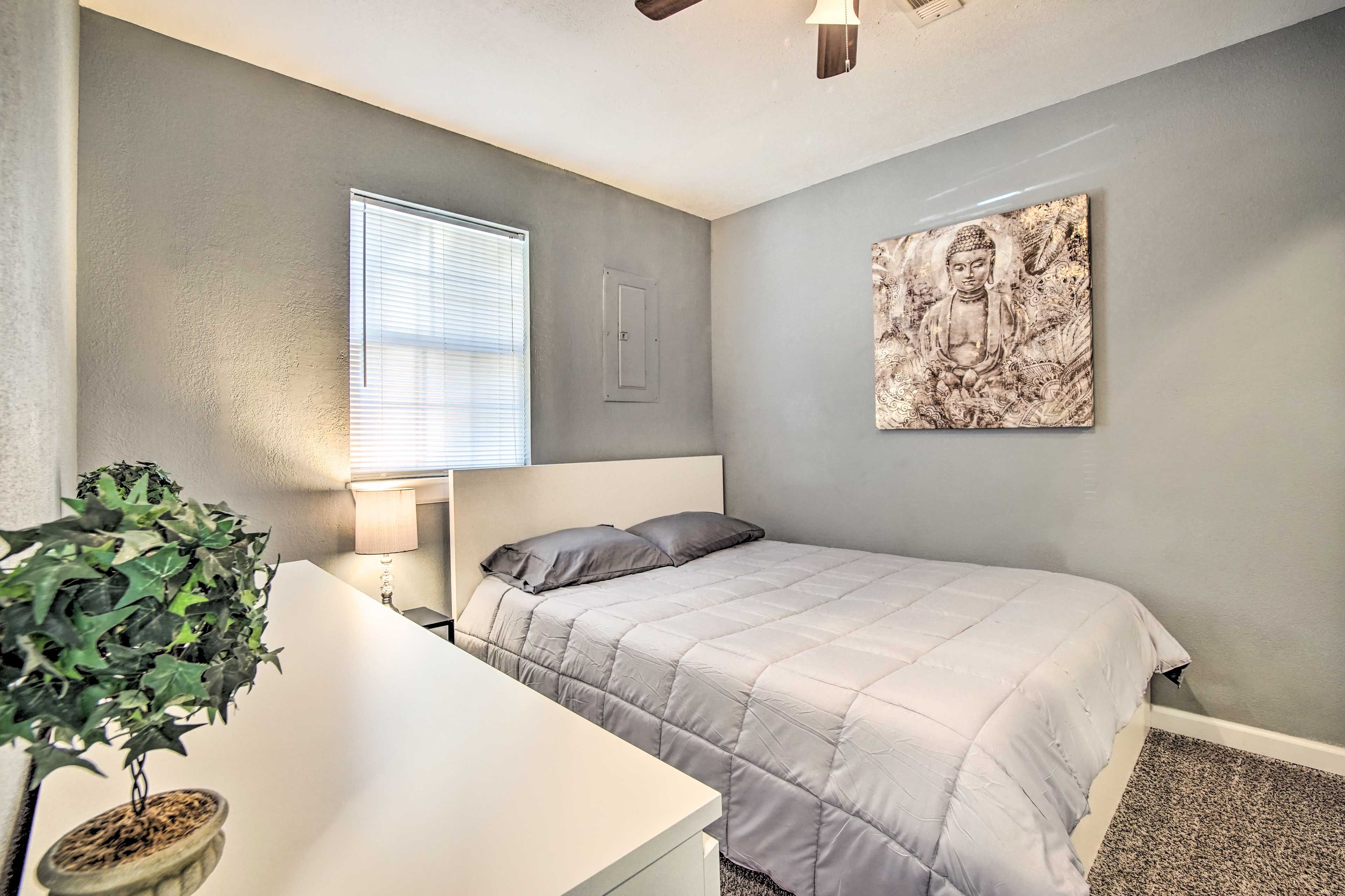 Bedroom 1 | Queen Bed