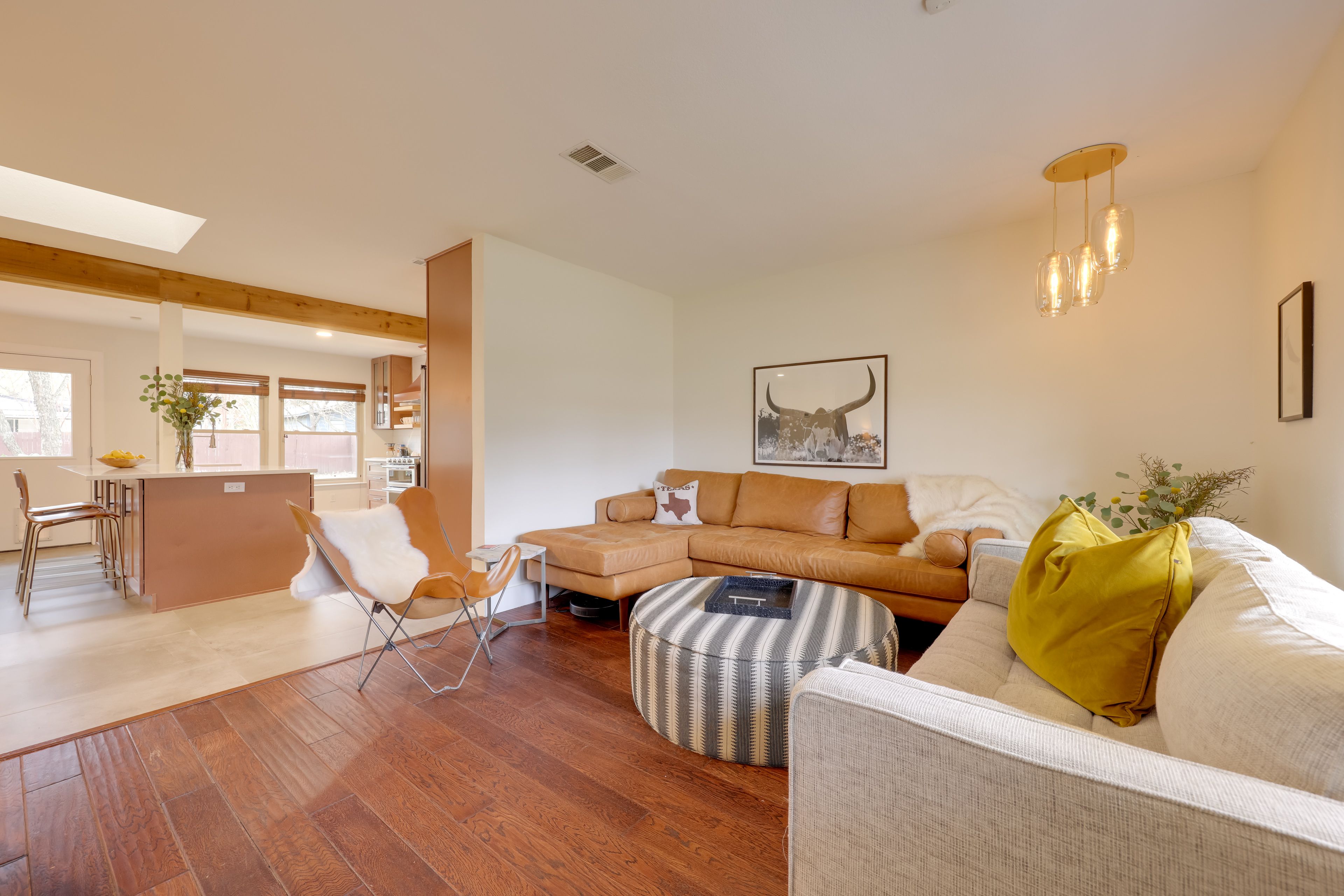 Living Room | Smart TV | Central Heating & A/C | Free WiFi