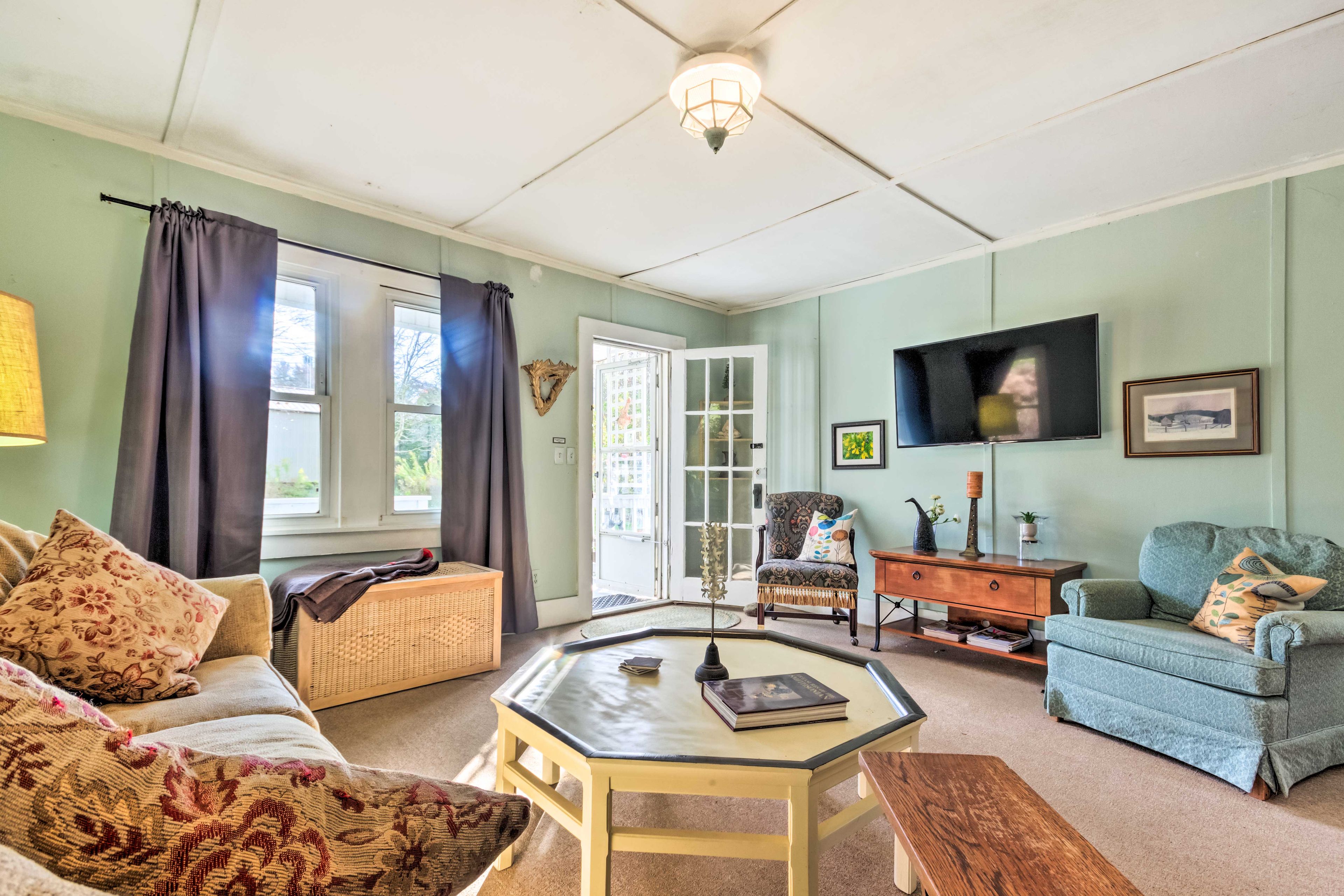 Living Room | Free WiFi | Smart TV | Central Heating | Window A/C Units