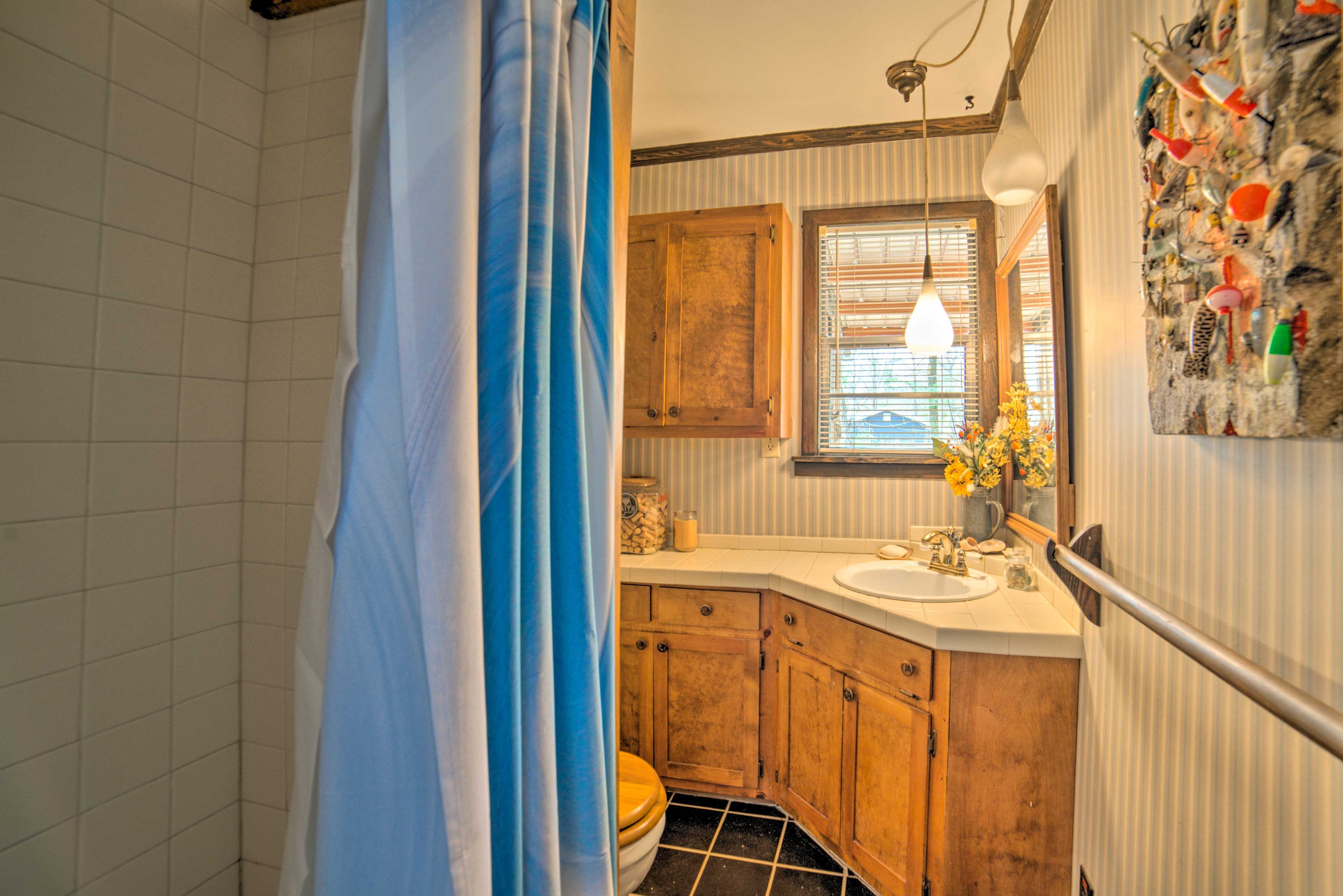Full Bathroom | 1st Floor | Linens & Towels Provided