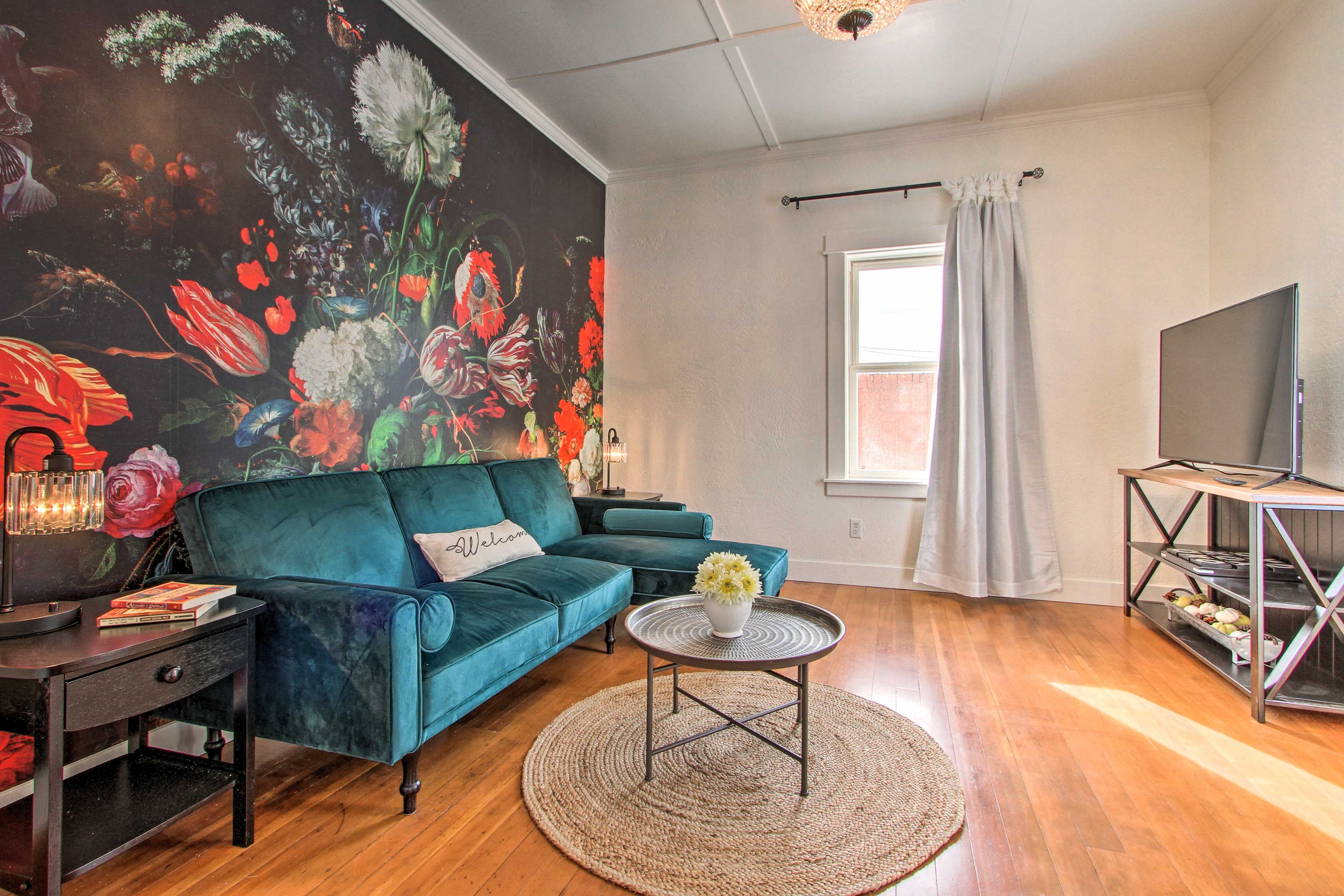 Living Room | Flat-Screen Smart TV | Free WiFi