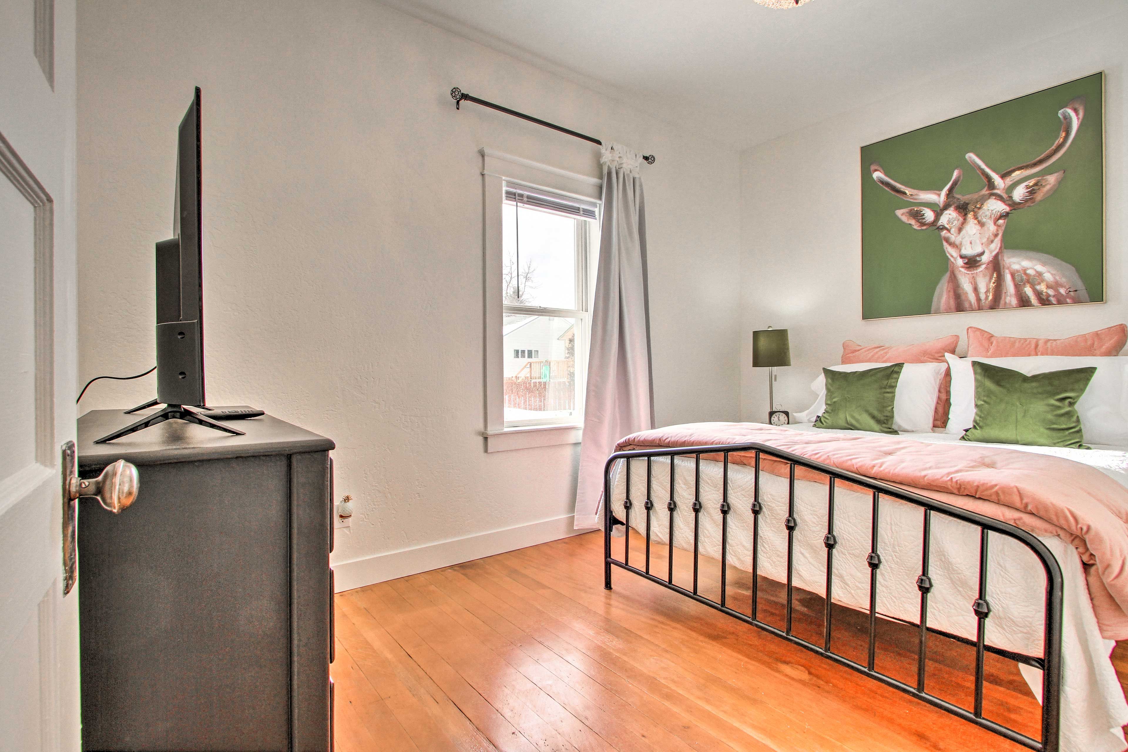 Main Bedroom | Queen Bed | First Floor