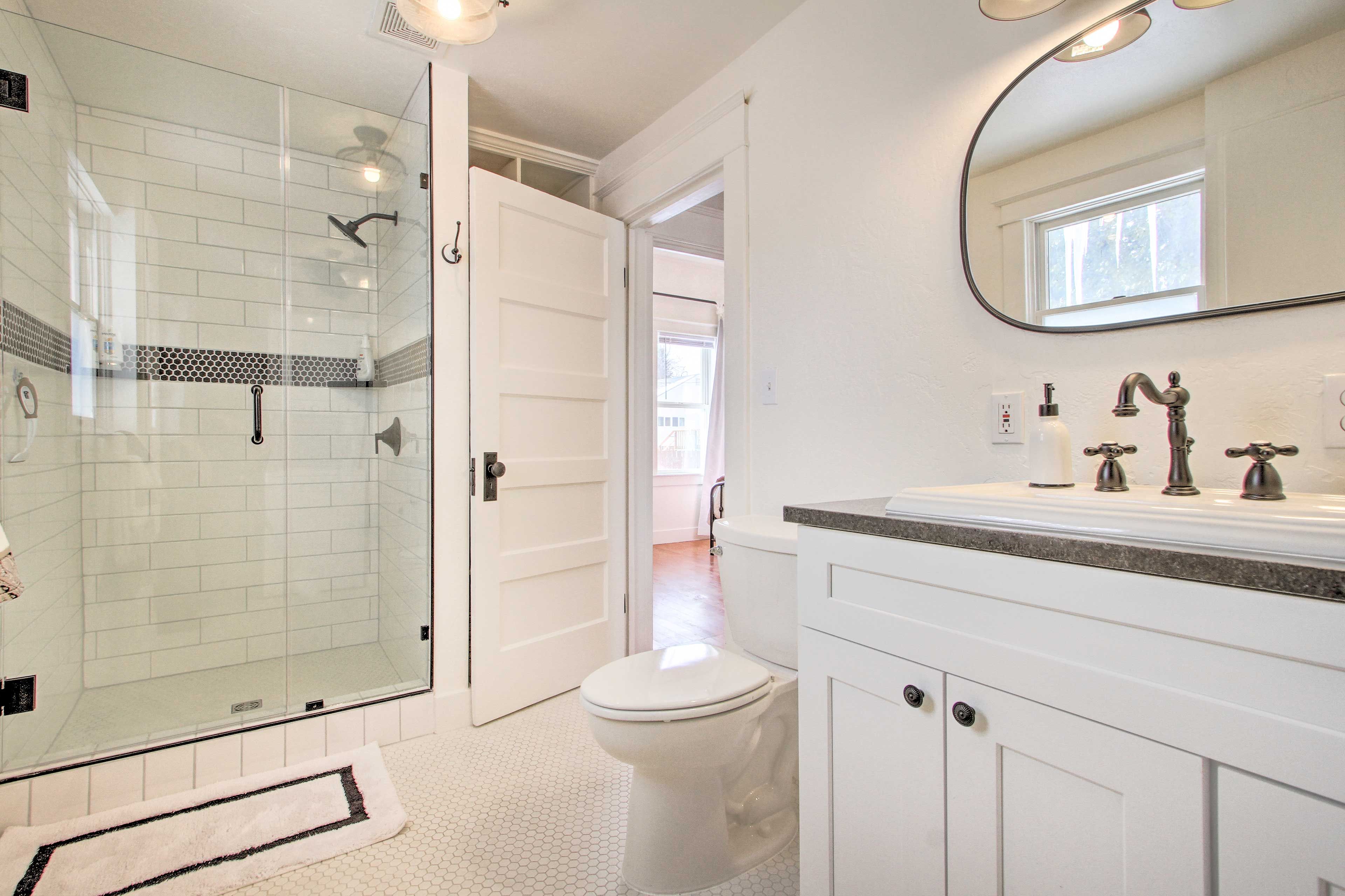 Full Bathroom | Walk-In Shower | Towels Provided