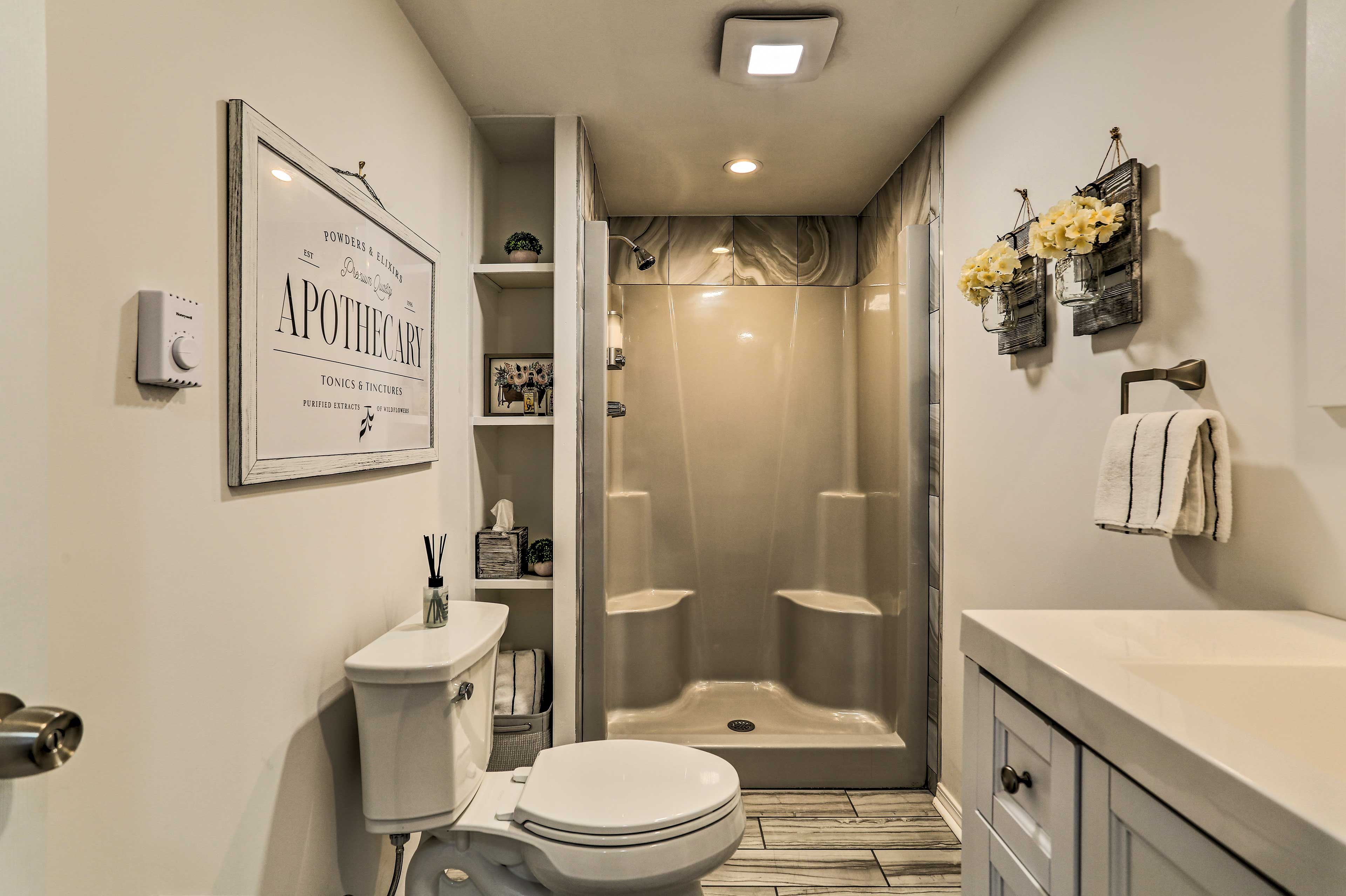 Bathroom | 1st Floor | Towels Provided