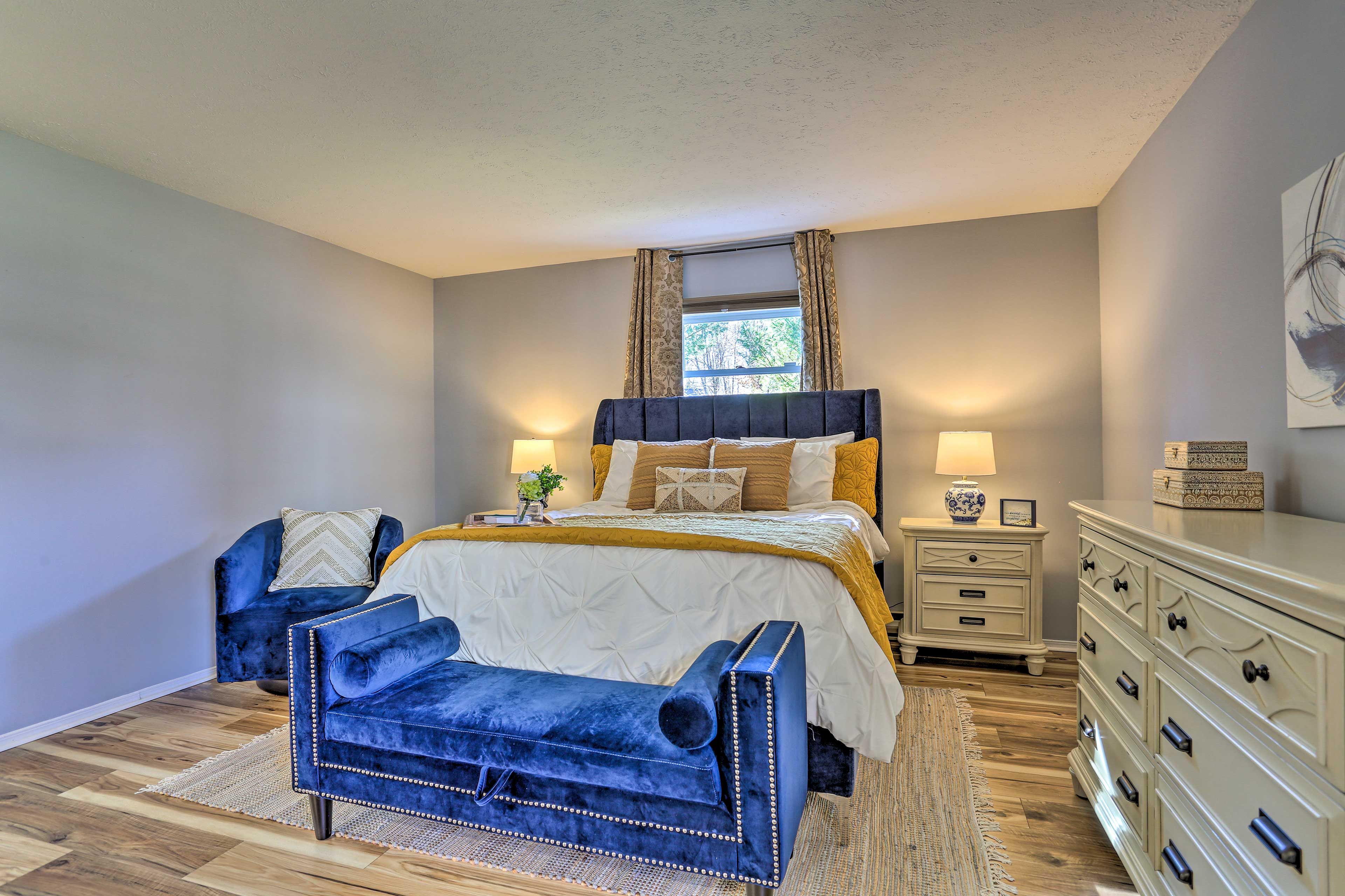 Primary Bedroom | 1st Floor | Queen Bed | Linens Provided