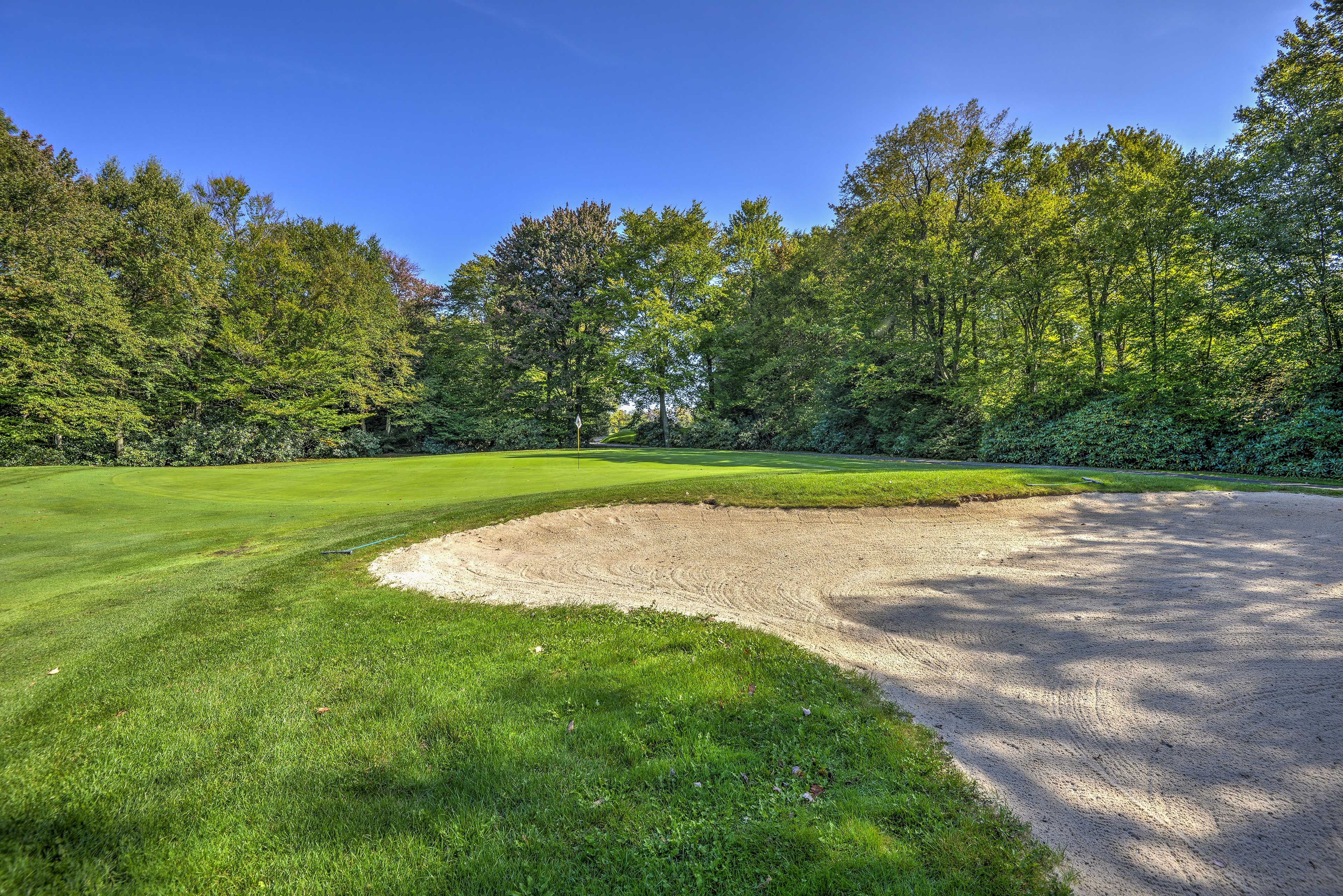Community Amenities | Outdoor Pool | Playground