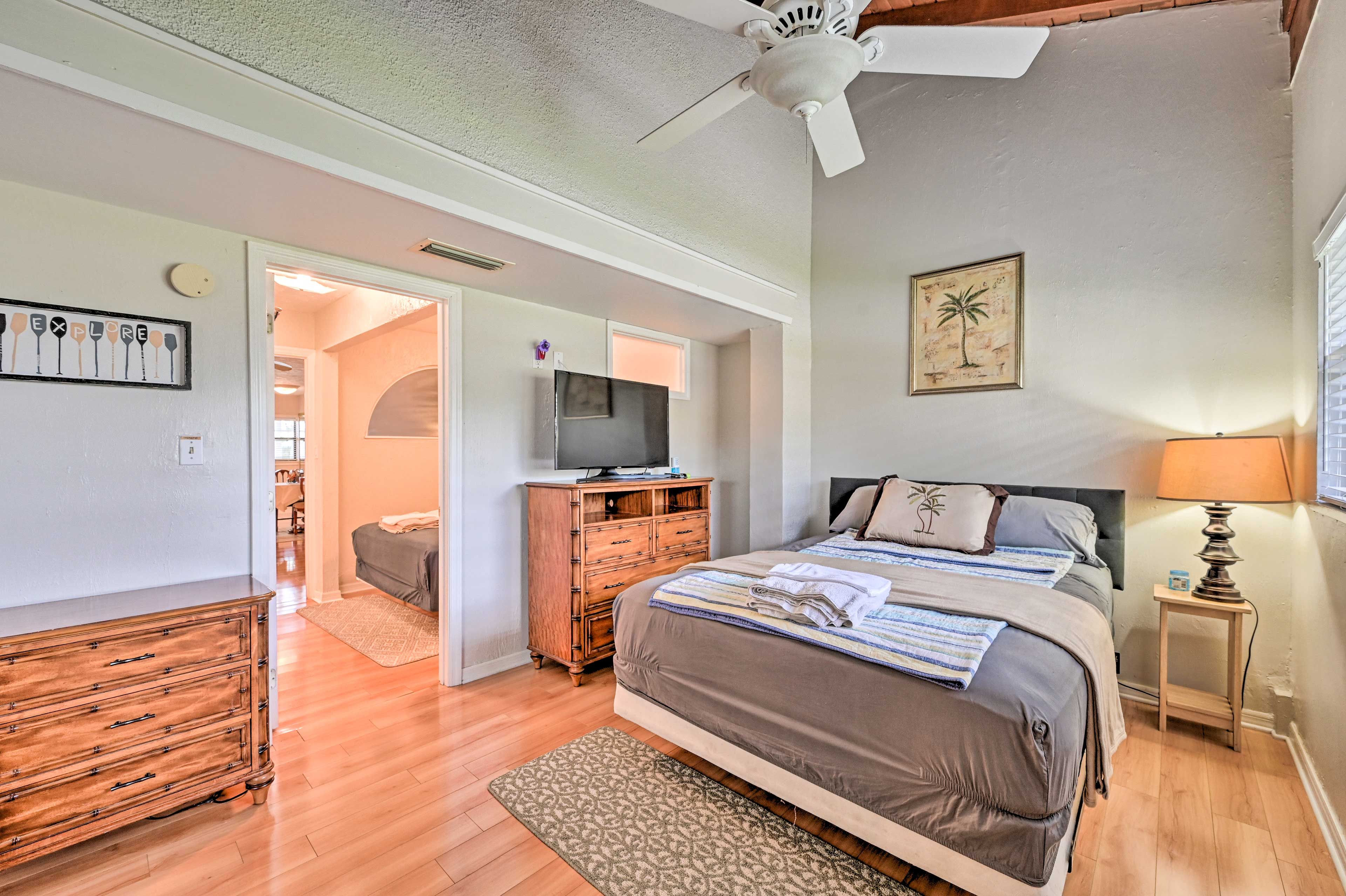 Bedroom 1 | Queen Bed