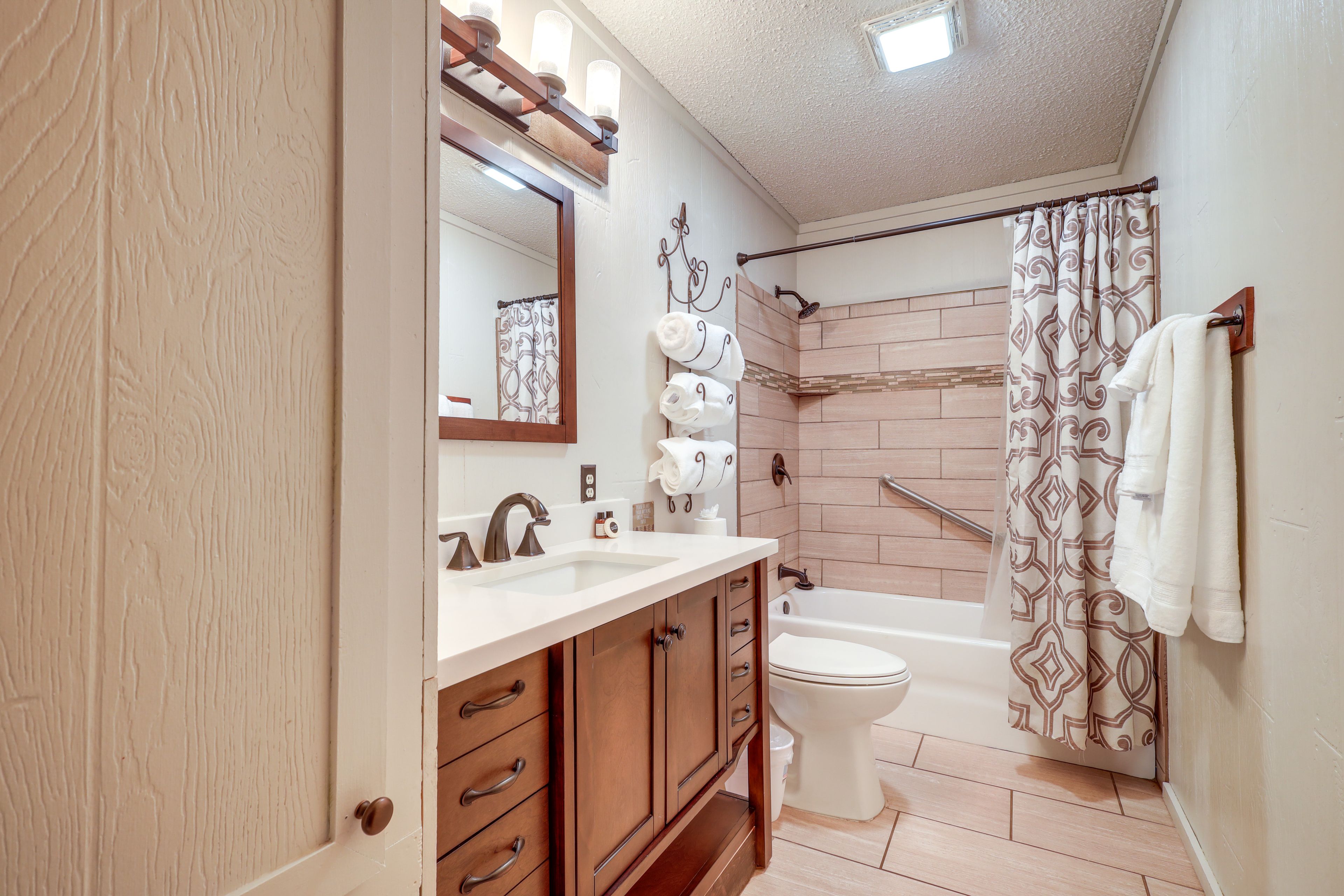 Full Bathroom | Towels & Toiletries Provided