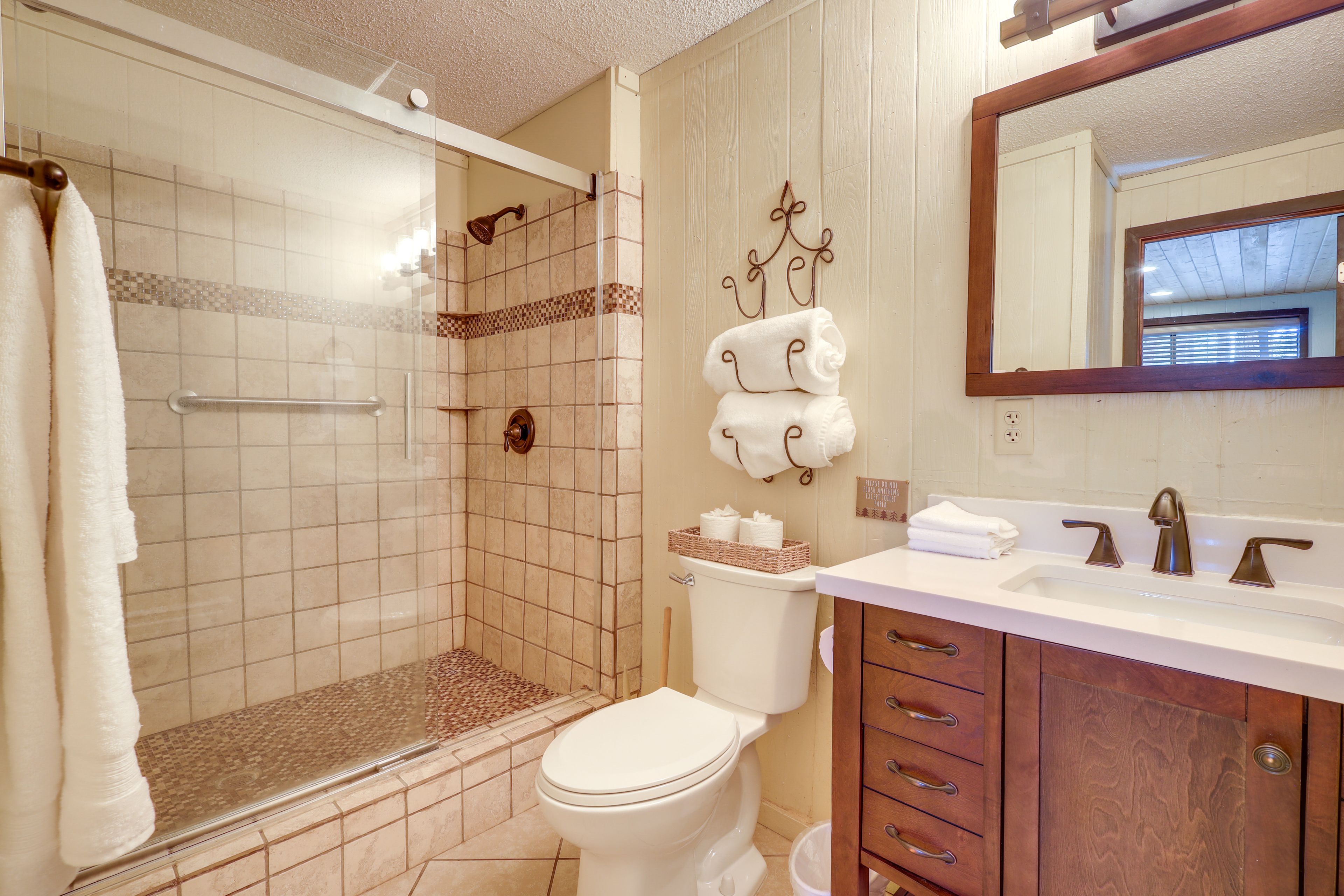 Full Bathroom | Towels Provided