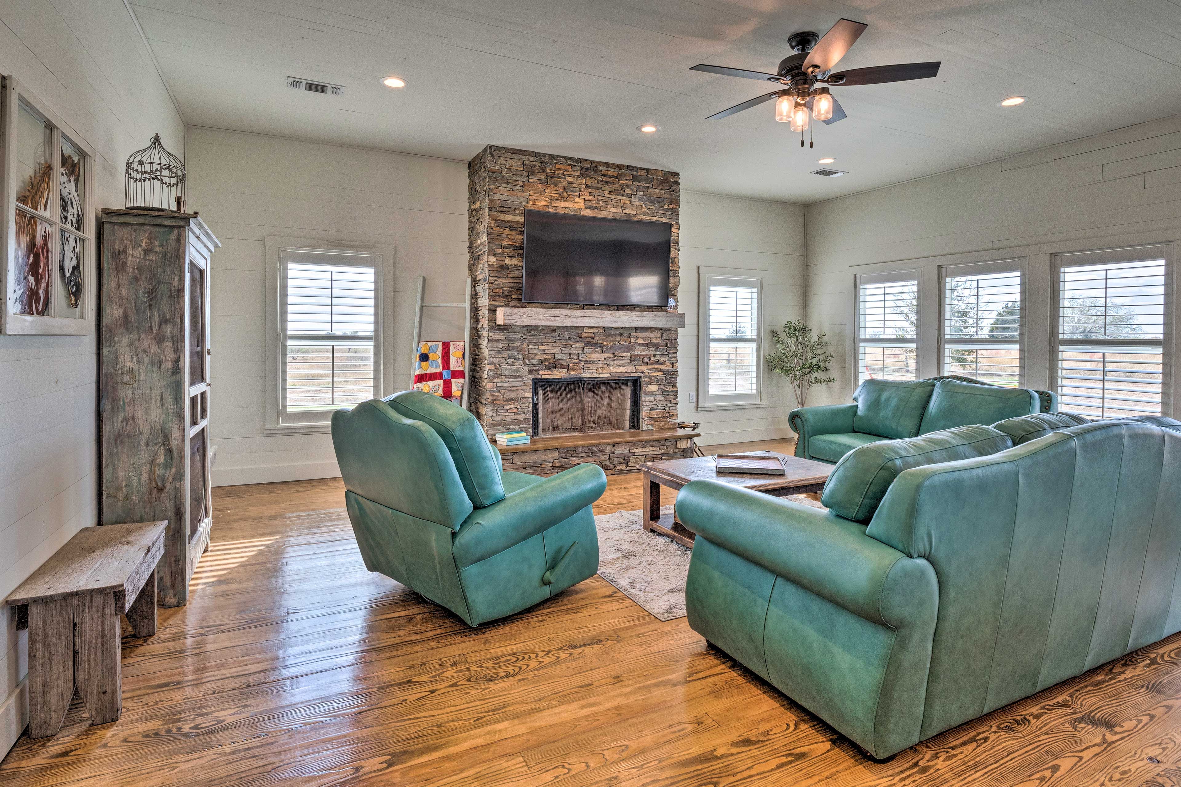 Living Room | Main Floor | Air Conditioning | Free WiFi