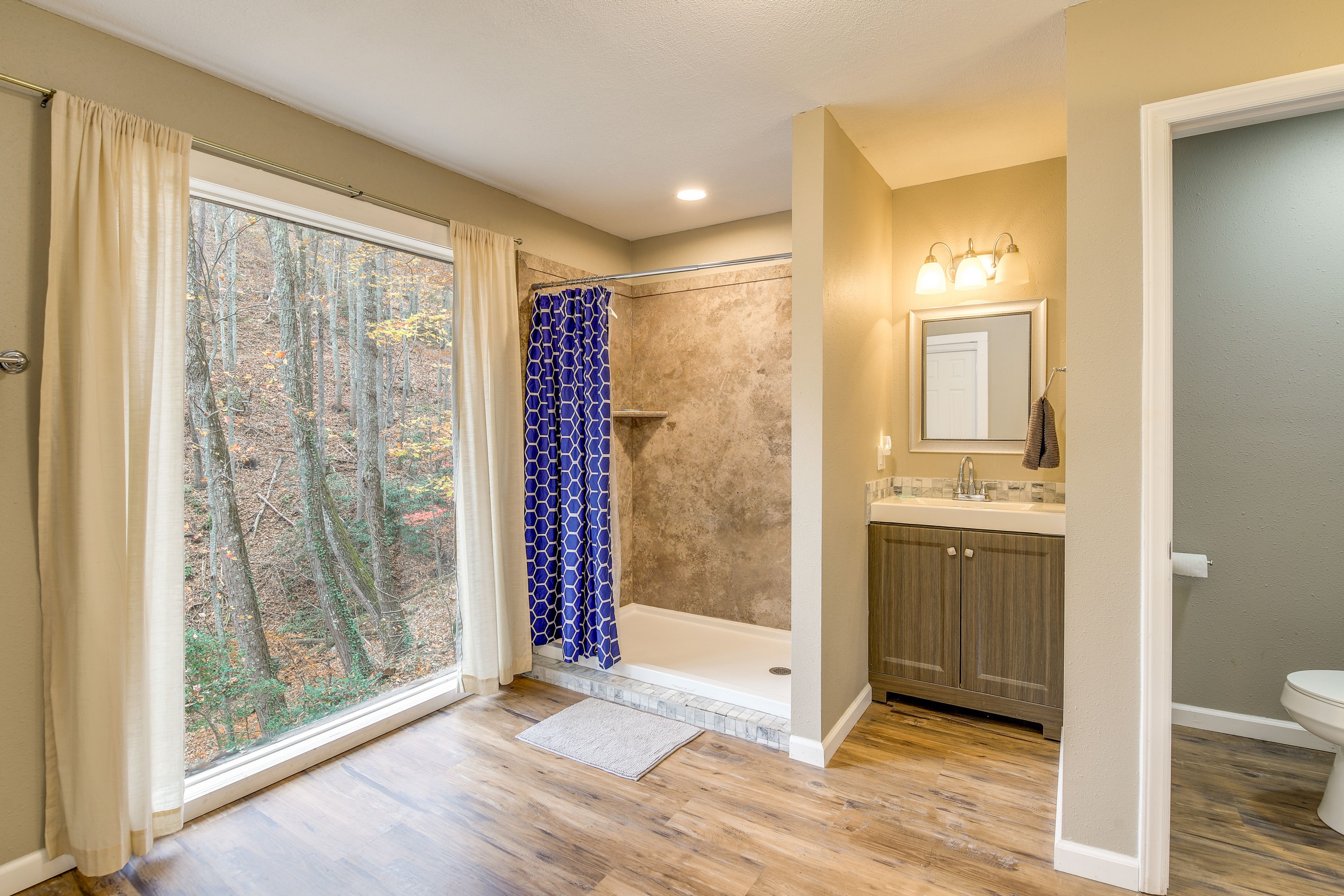 En-Suite Bathroom | Towels Provided | 2nd Floor