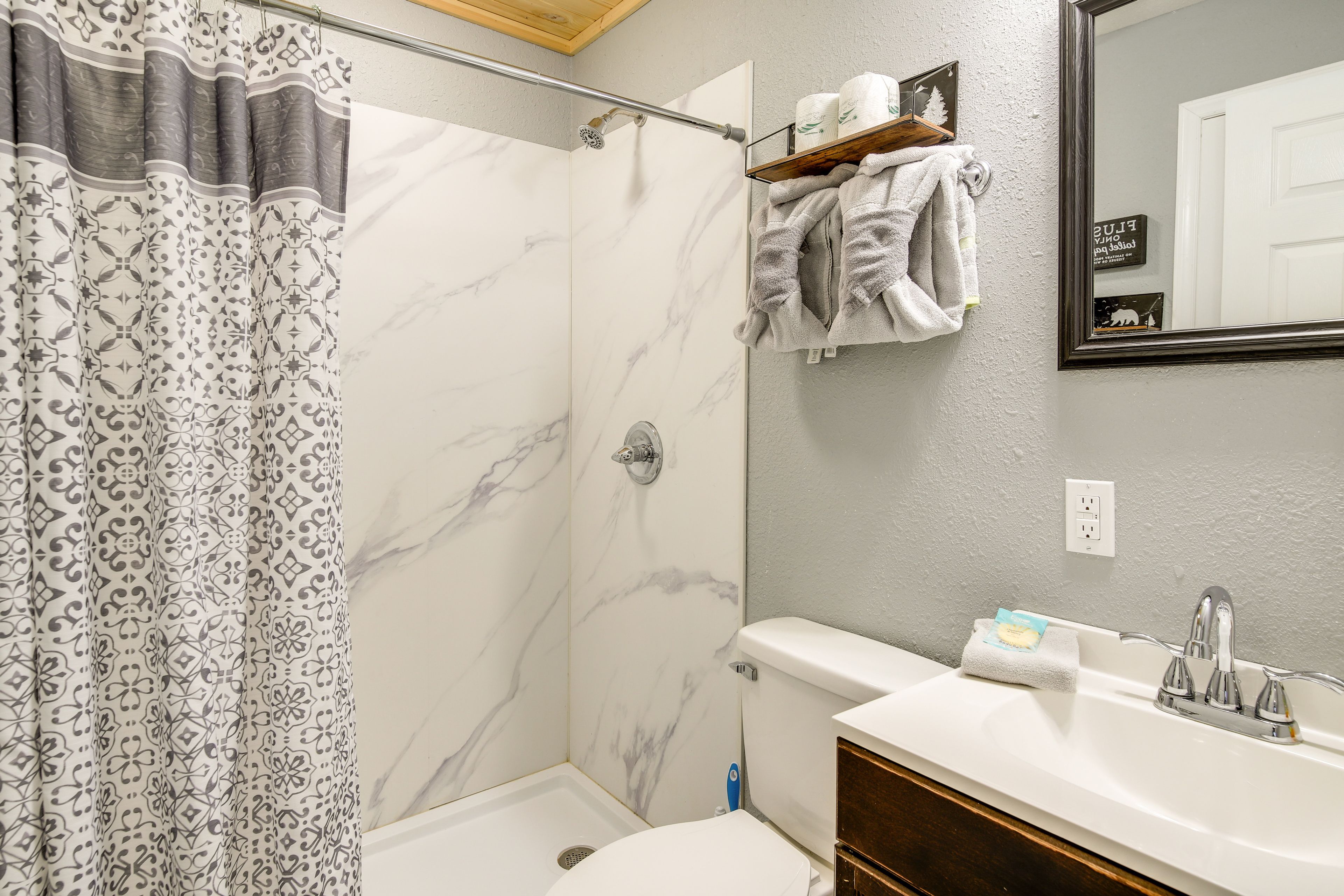 Full Bathroom | 1st Floor