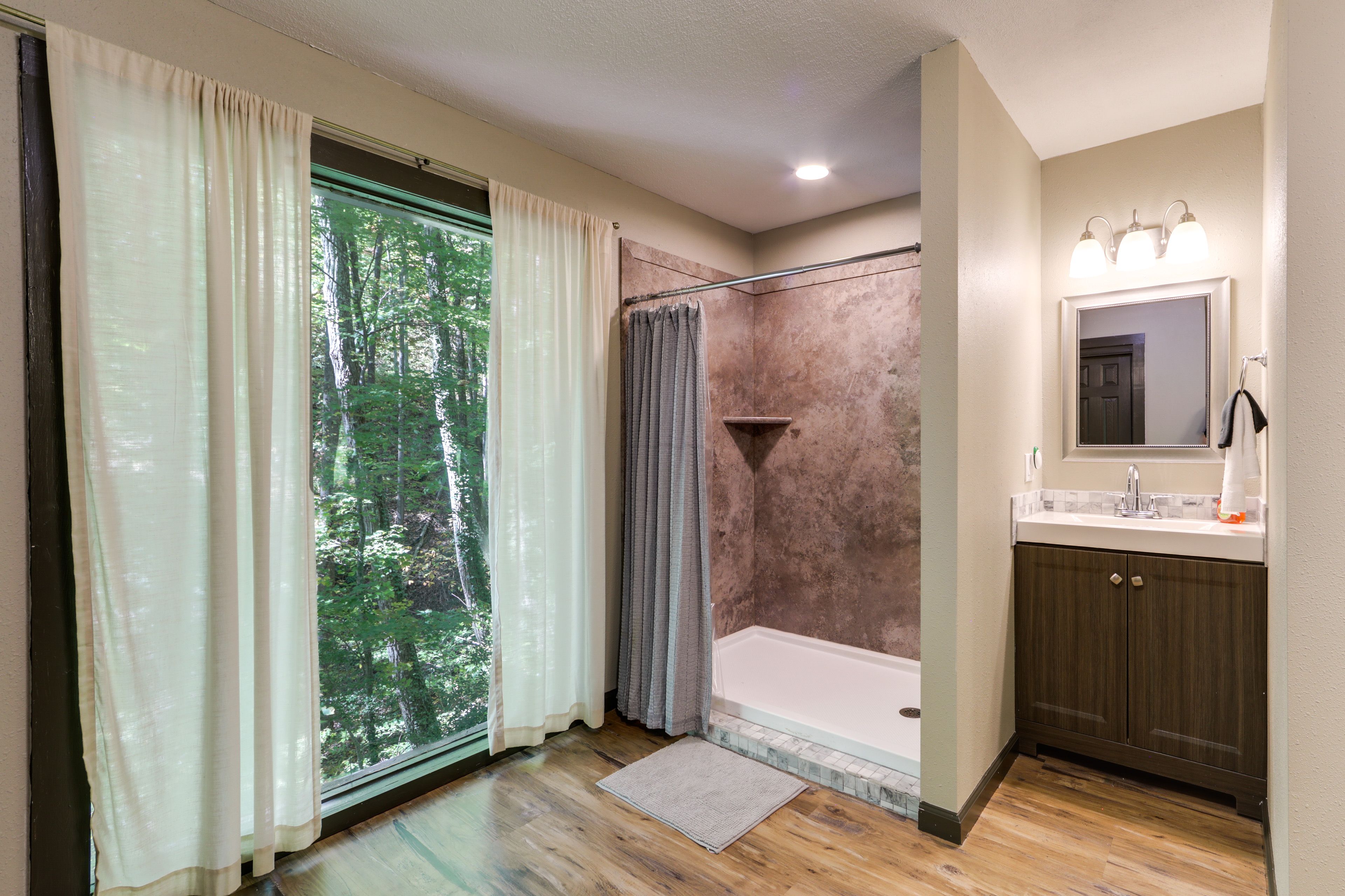 En-Suite Bathroom | Towels Provided | 2nd Floor