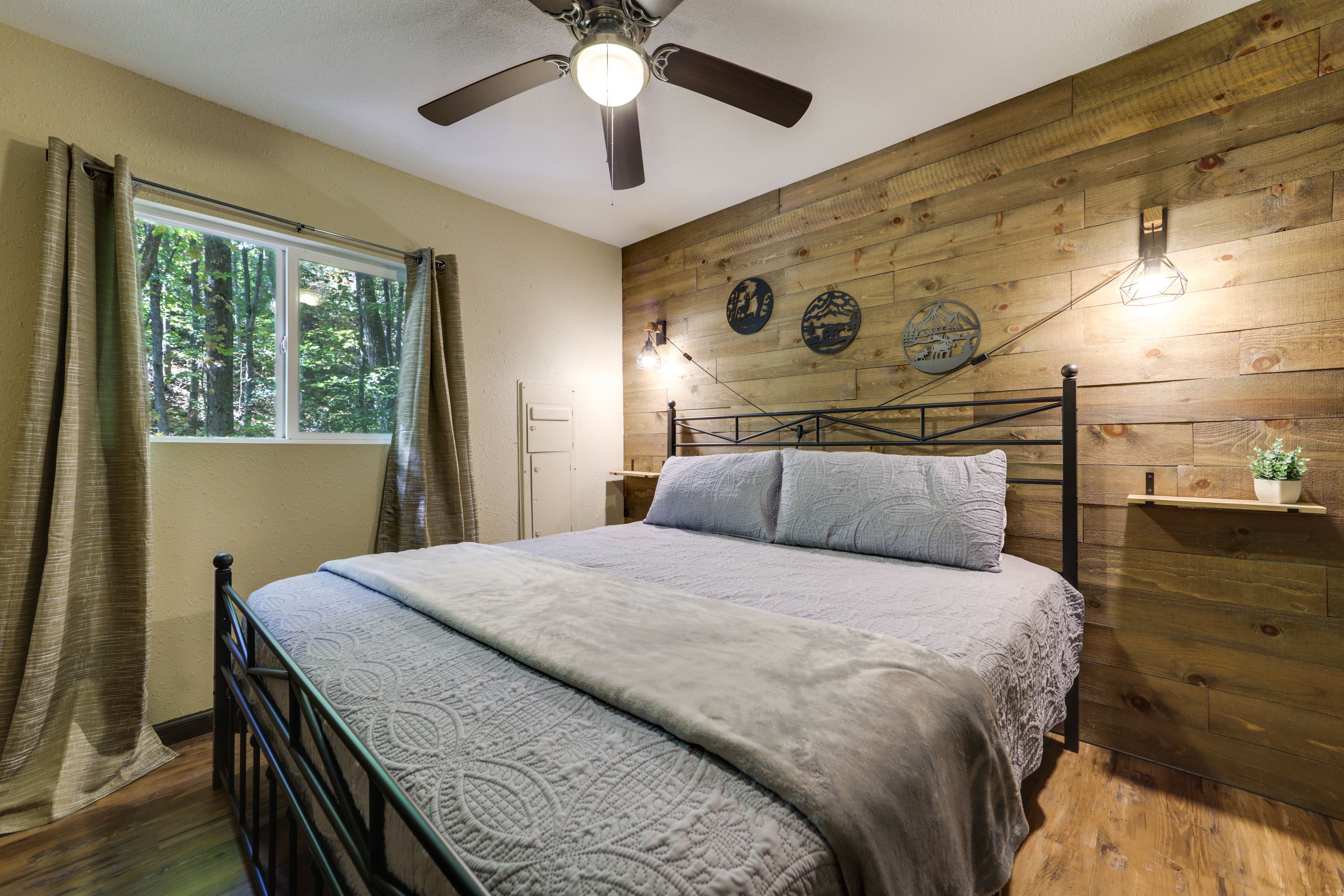 Bedroom 3 | King Bed | 1st Floor