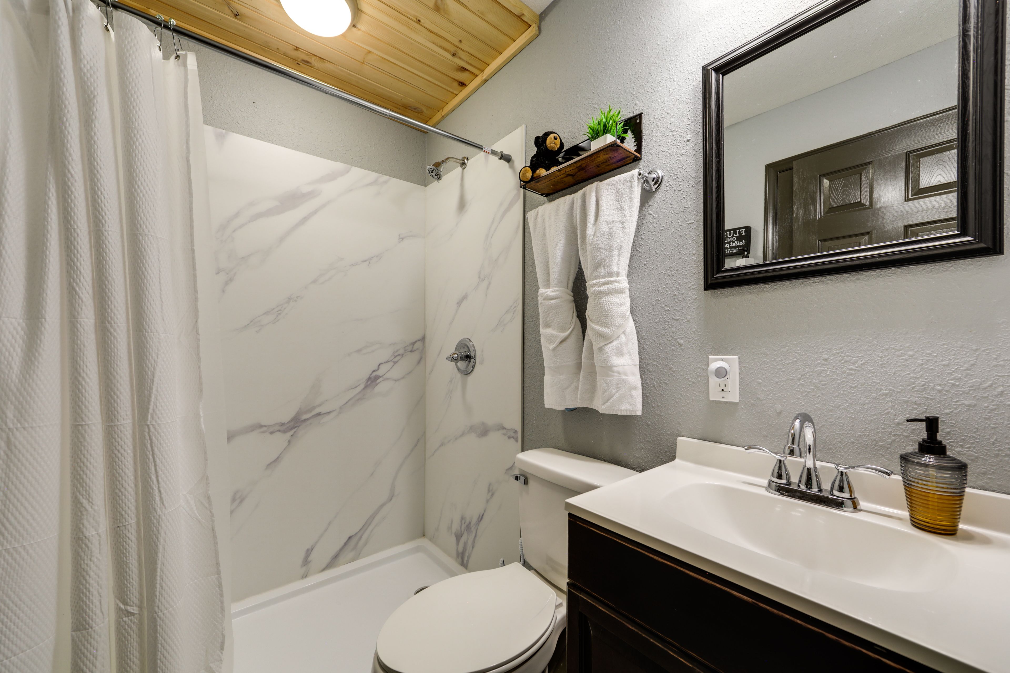 Full Bathroom | 1st Floor