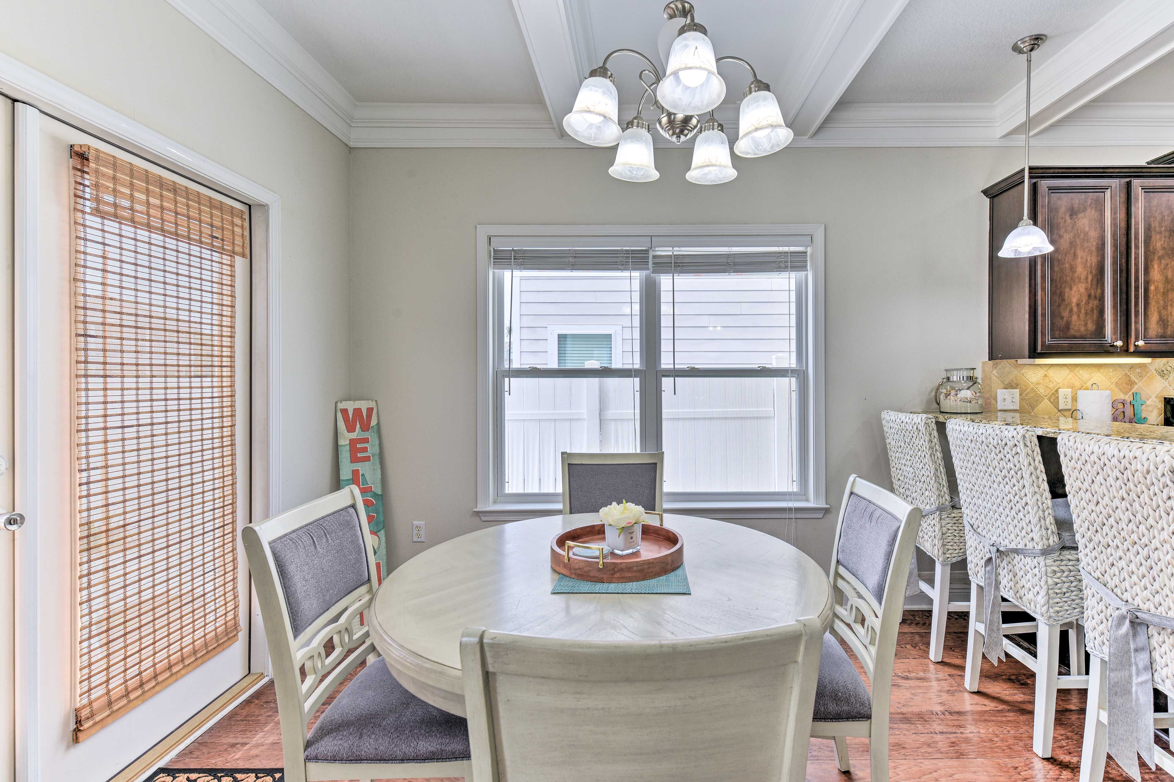 Dining Table | Dishware Provided