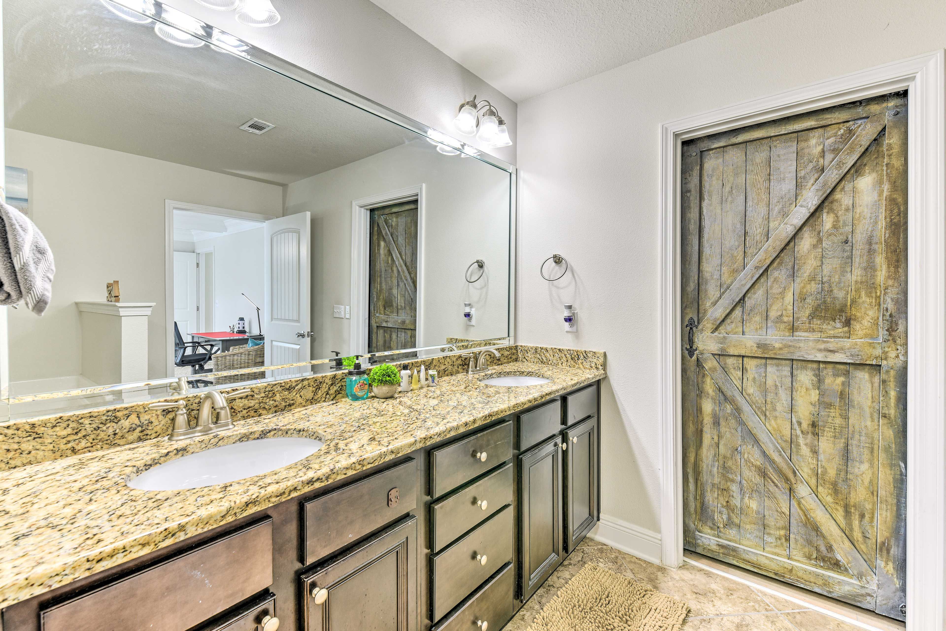 Full Bathroom | Towels Provided