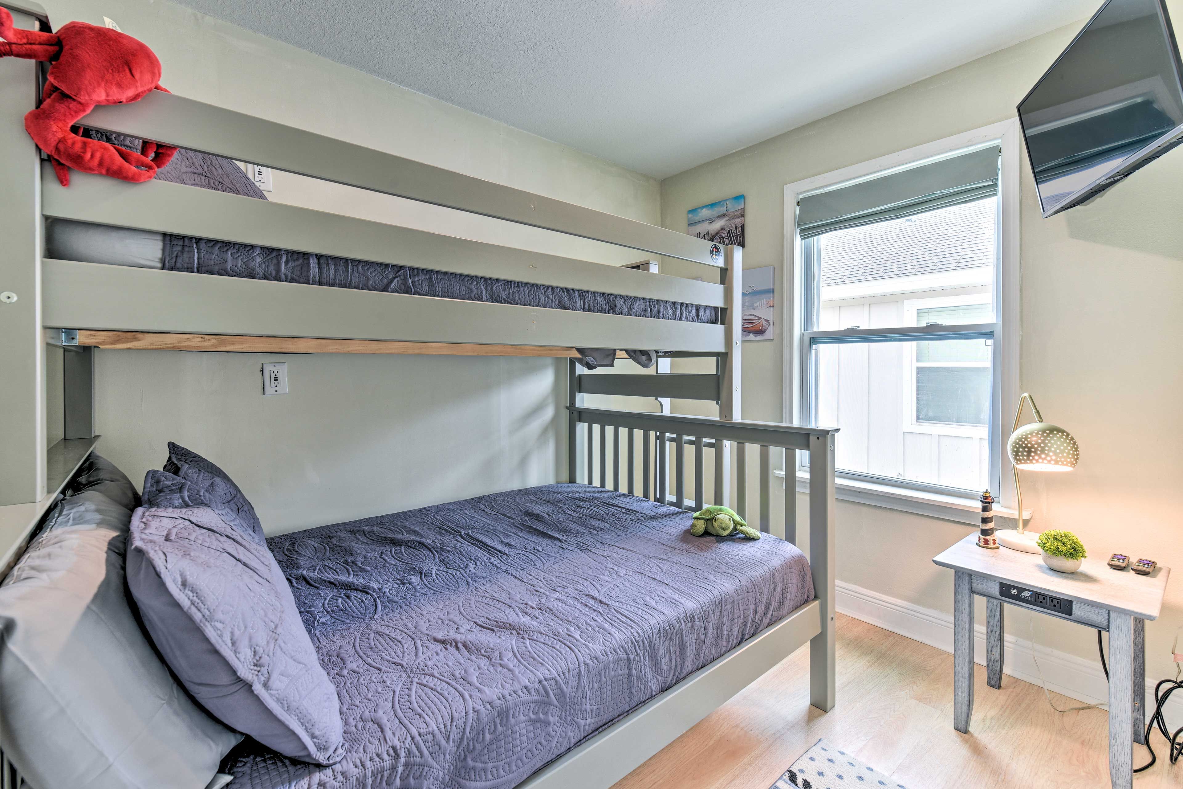 Bedroom 3 | Twin/Full Bunk Bed