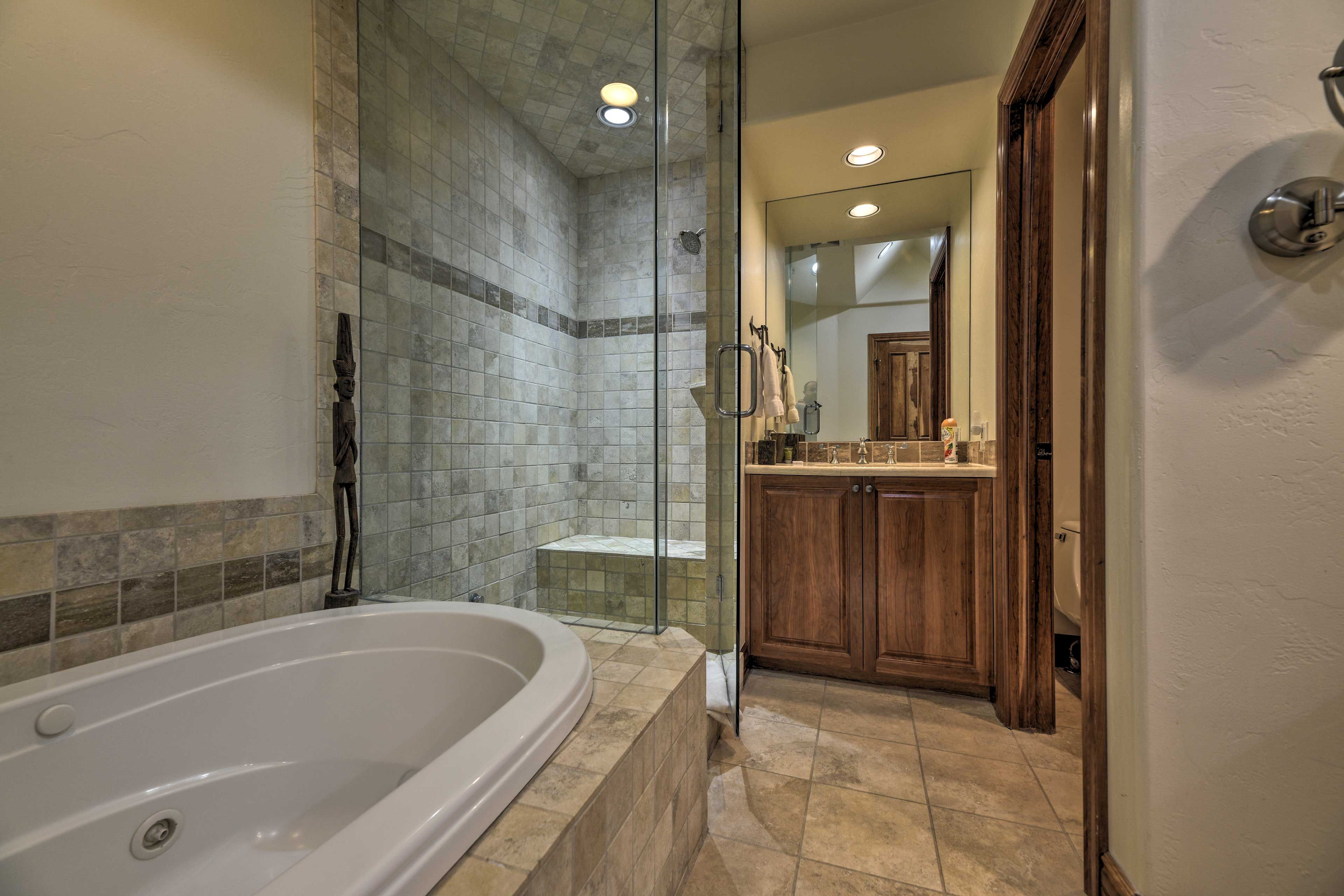 Full Bathroom 1 | En-Suite Bathroom | Towels Provided