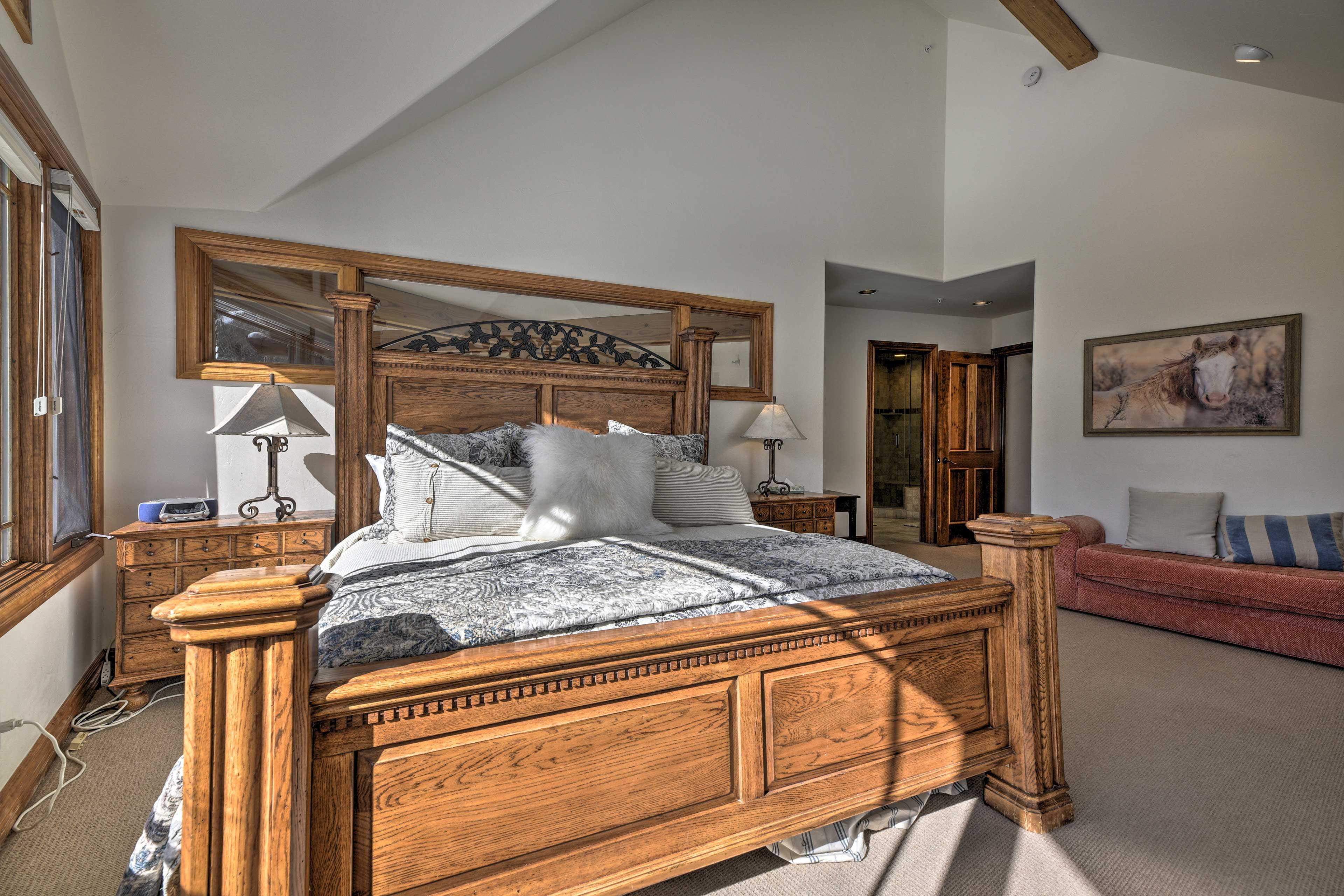 Bedroom 2 | Chaise Lounge | Linens Provided